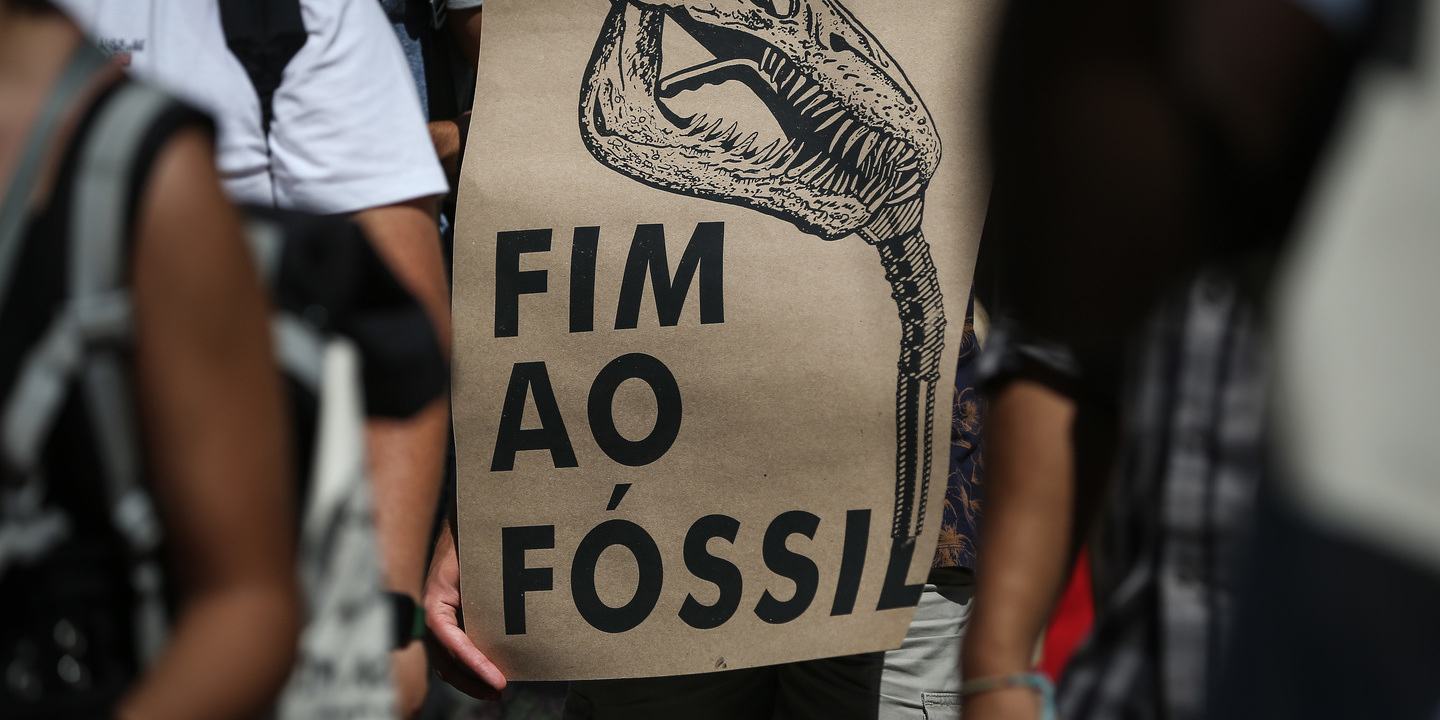 Estudantes promovem ações em Faro contra os combustíveis fósseis
