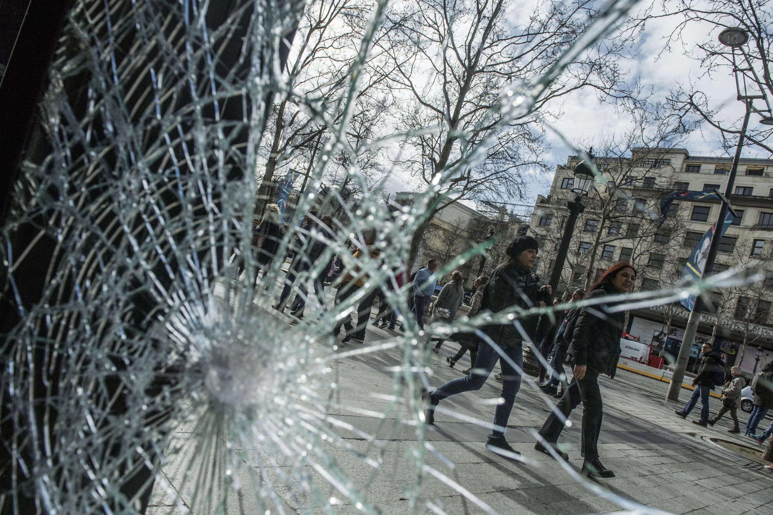 Paris: Luso-descendente esvazia galeria para se proteger da violência dos coletes amarelos