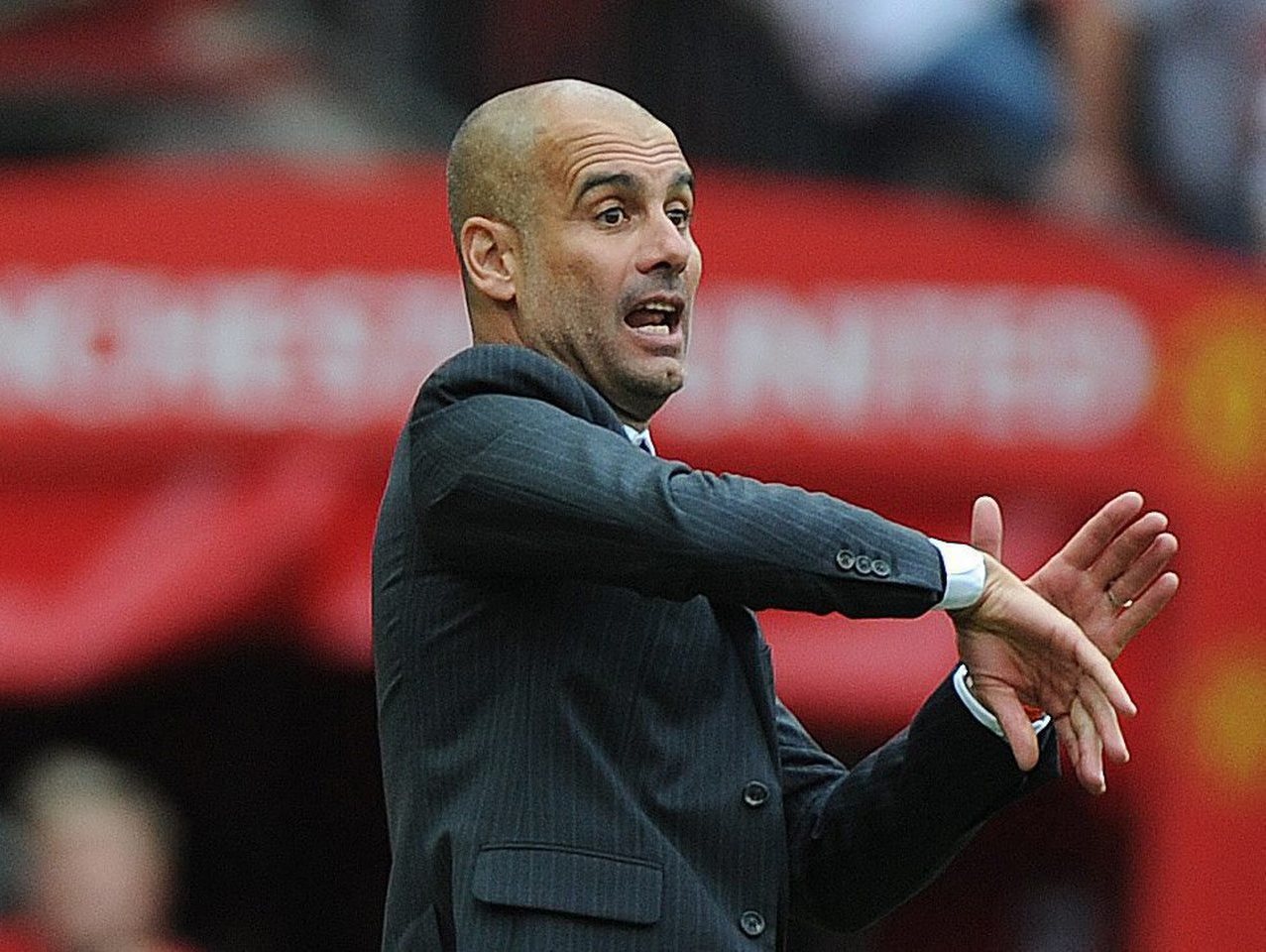 Pep Guardiola em ação durante o jogo em Old Trafford entre Manchester United e Manchester City