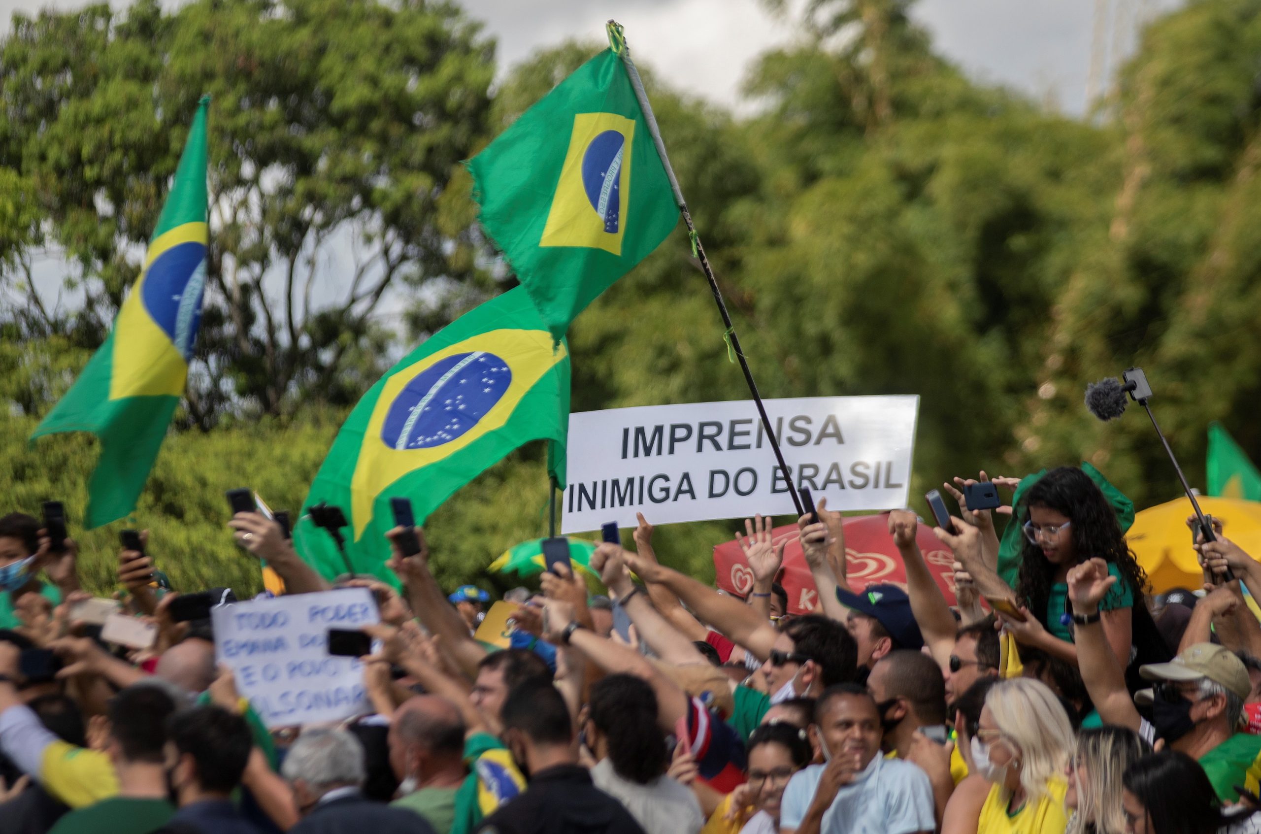 Falta de segurança leva “Globo” e o jornal “Folha de S.Paulo” a suspenderem cobertura junto à residência de Bolsonaro
