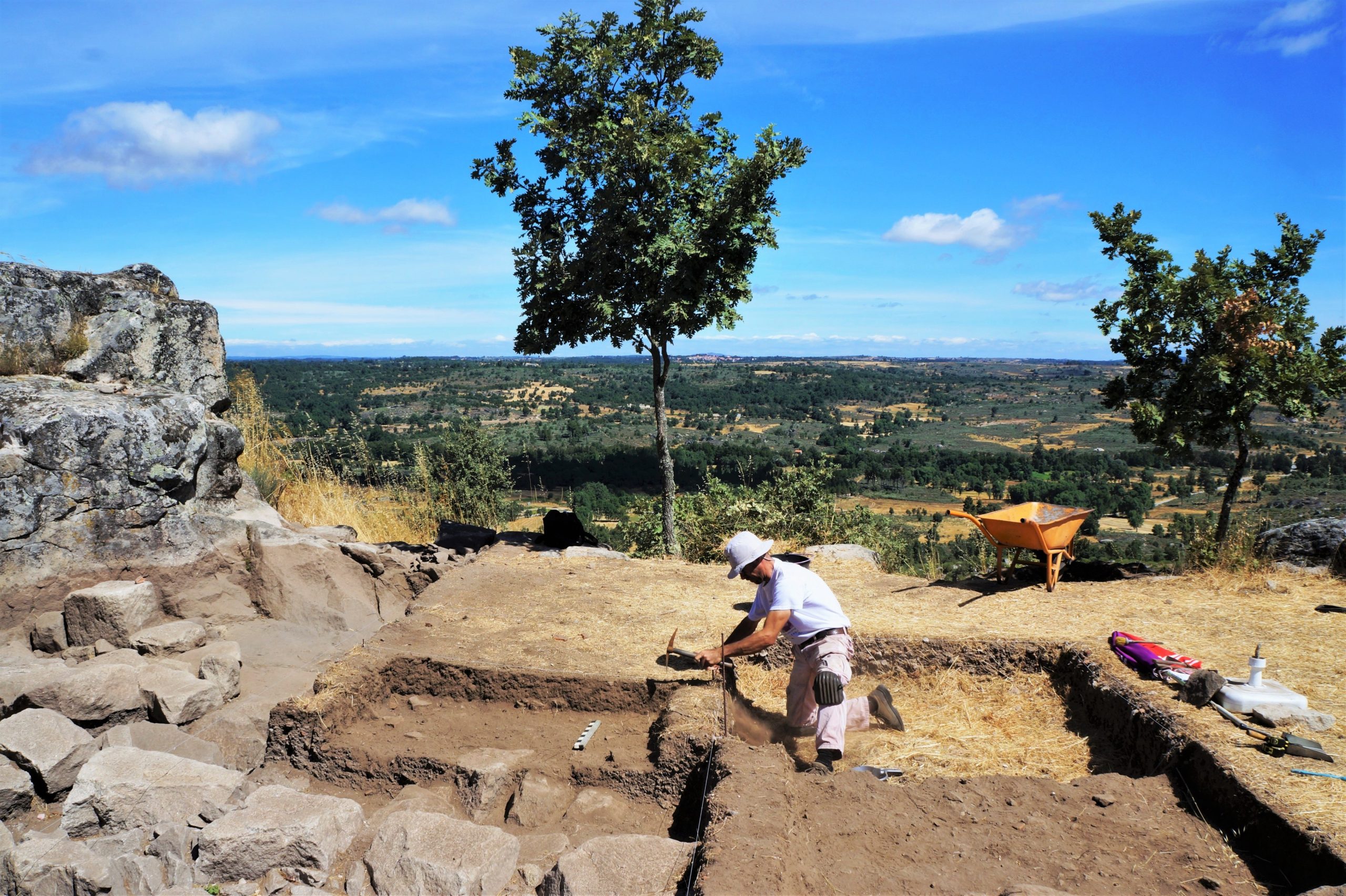Escavações arqueológicas revelam estrutura habitacional com 3.000 anos no Sabugal