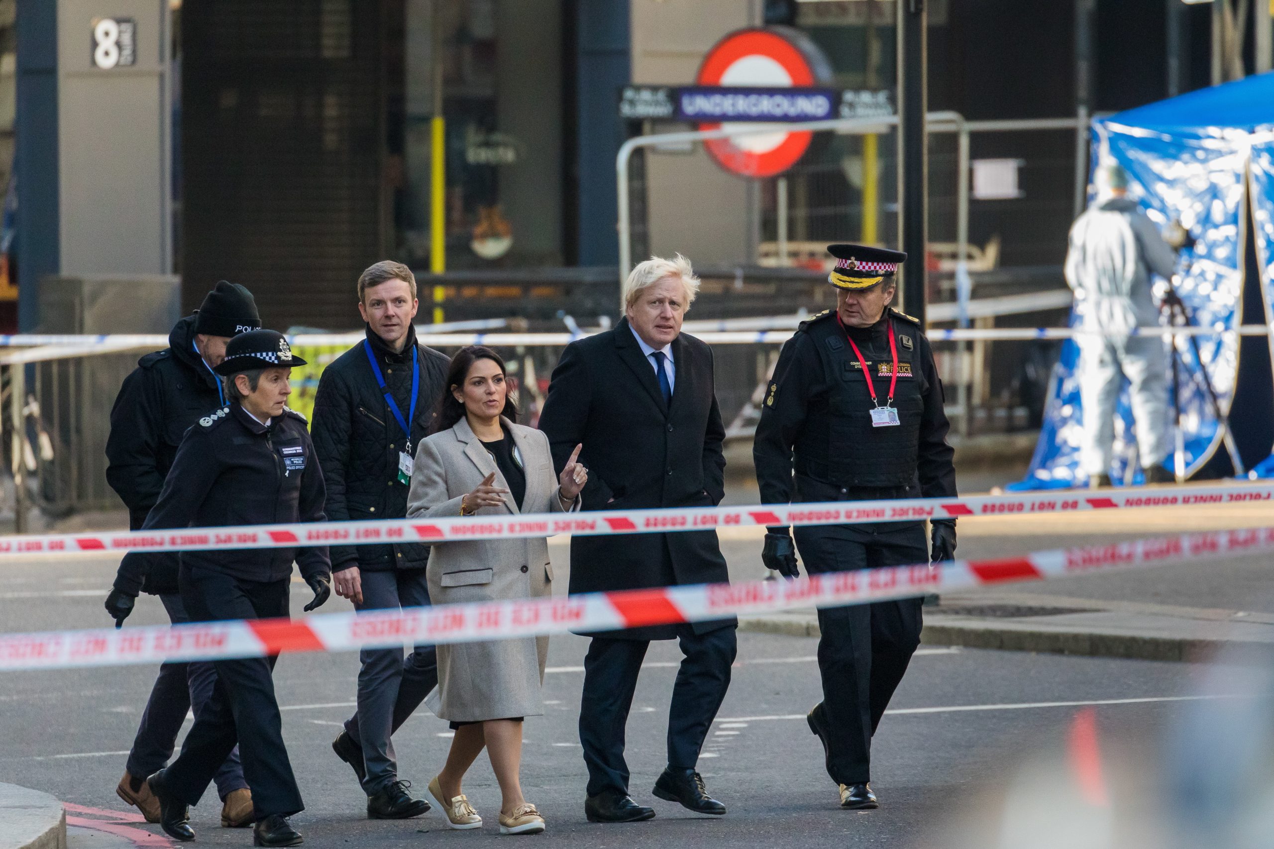 Ataque em Londres: Boris Johnson promete rever sistema de liberdade antecipada. Atacante tinha estado preso, mas alguns dos homens que o detiveram também