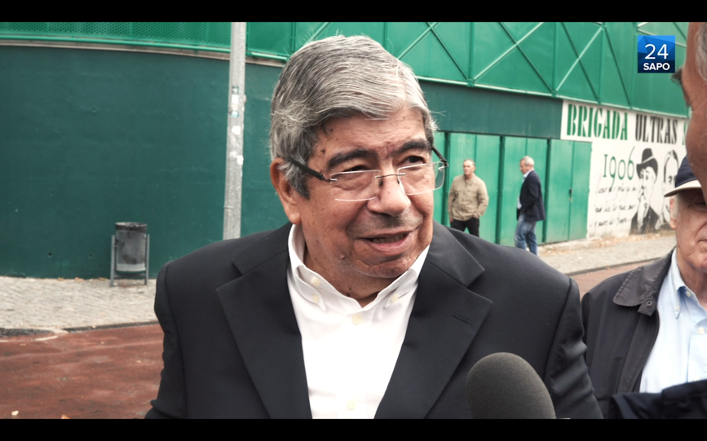Gratidão, preocupação e esperança. Ferro Rodrigues na fila para votar nas eleições leoninas