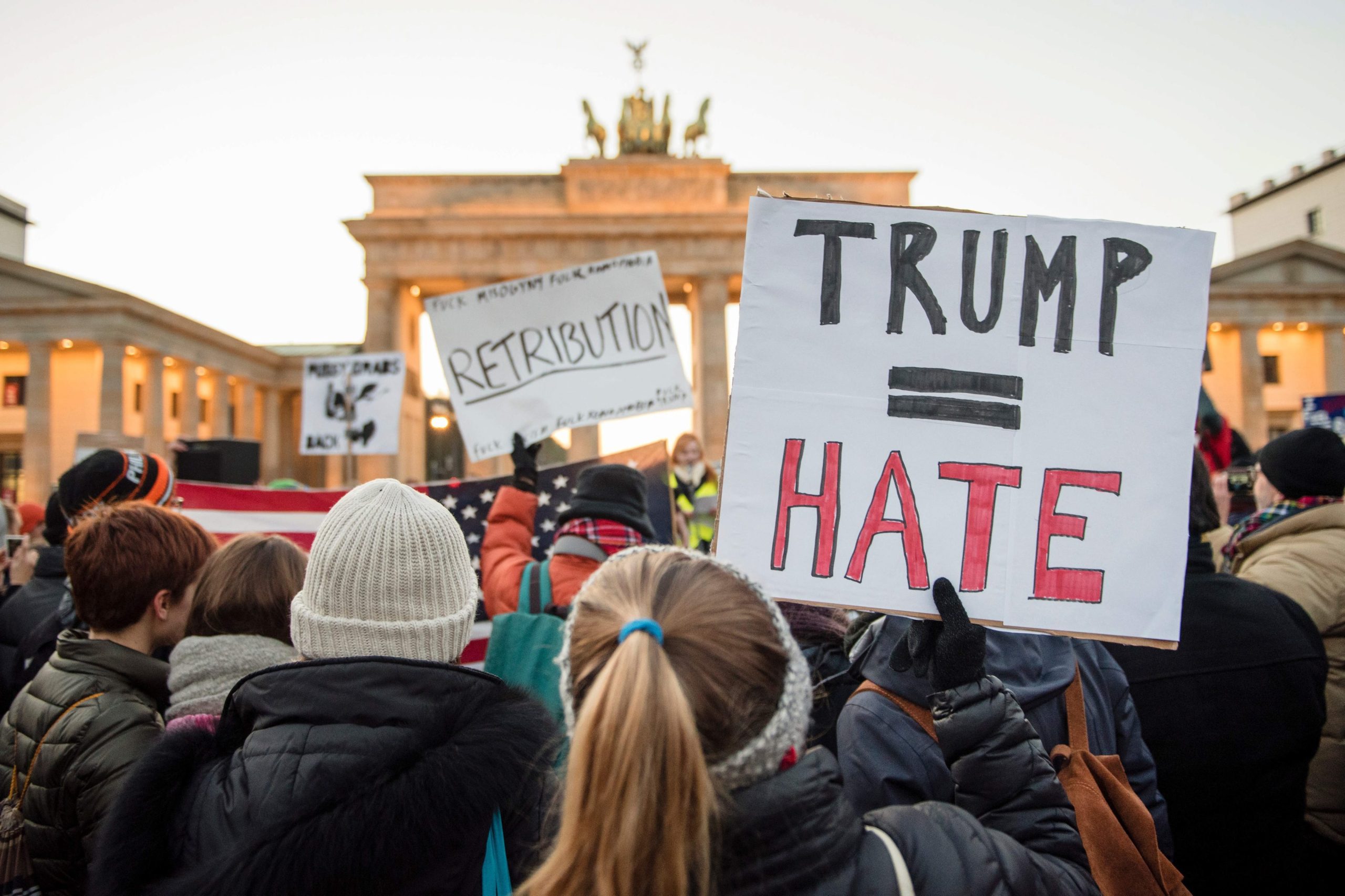 Meio milhar protesta em Berlim contra muro de Trump