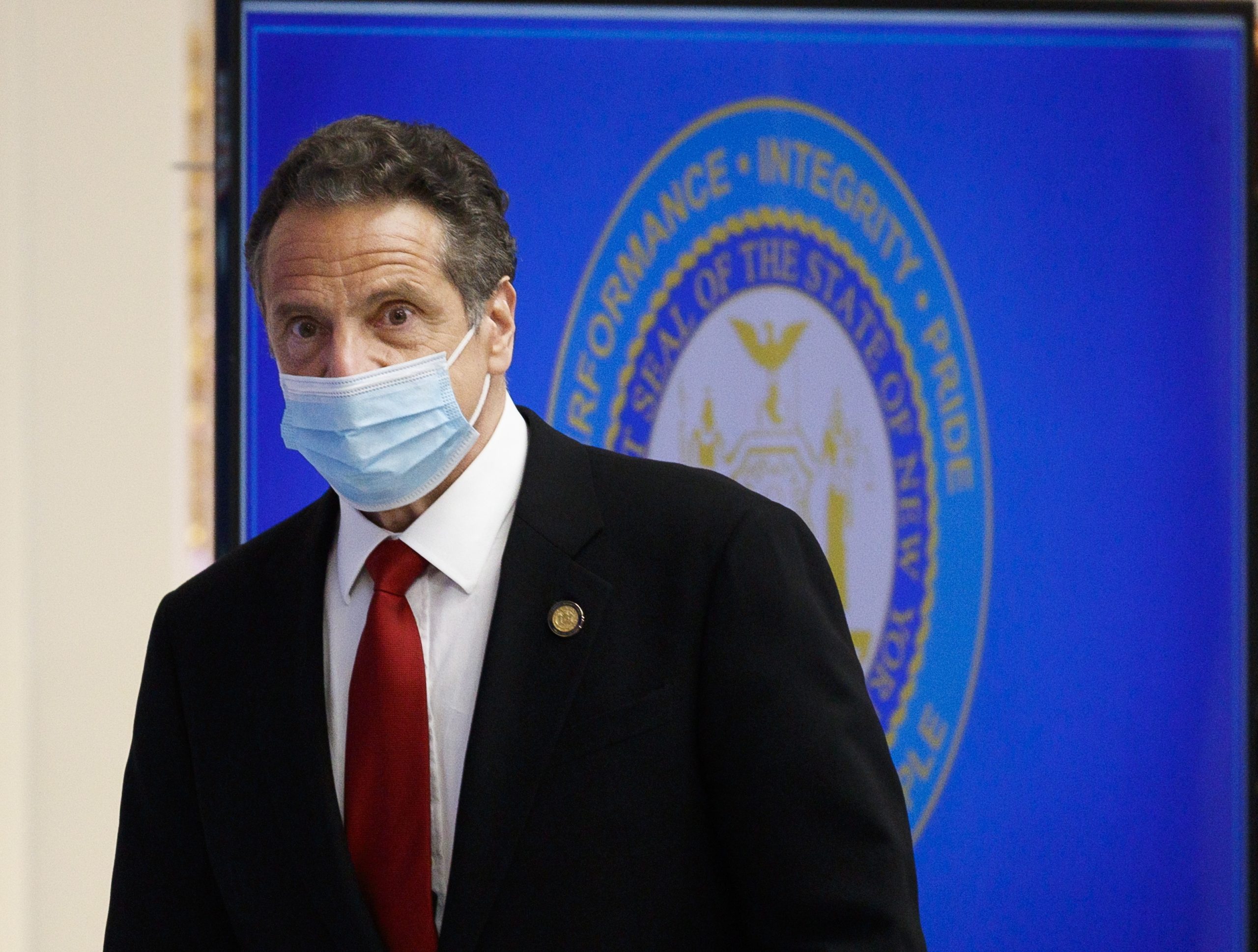 Andrew Cuomo deixa governo de Nova Iorque e afirma estar a ser vítima de um ‘julgamento apressado’