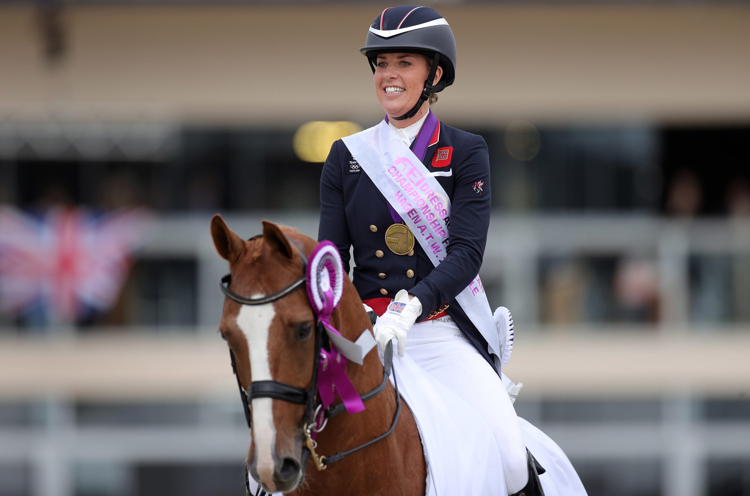 Charlotte Dujardin fora dos Jogos Olímpicos por chicotear cavalo 24 vezes