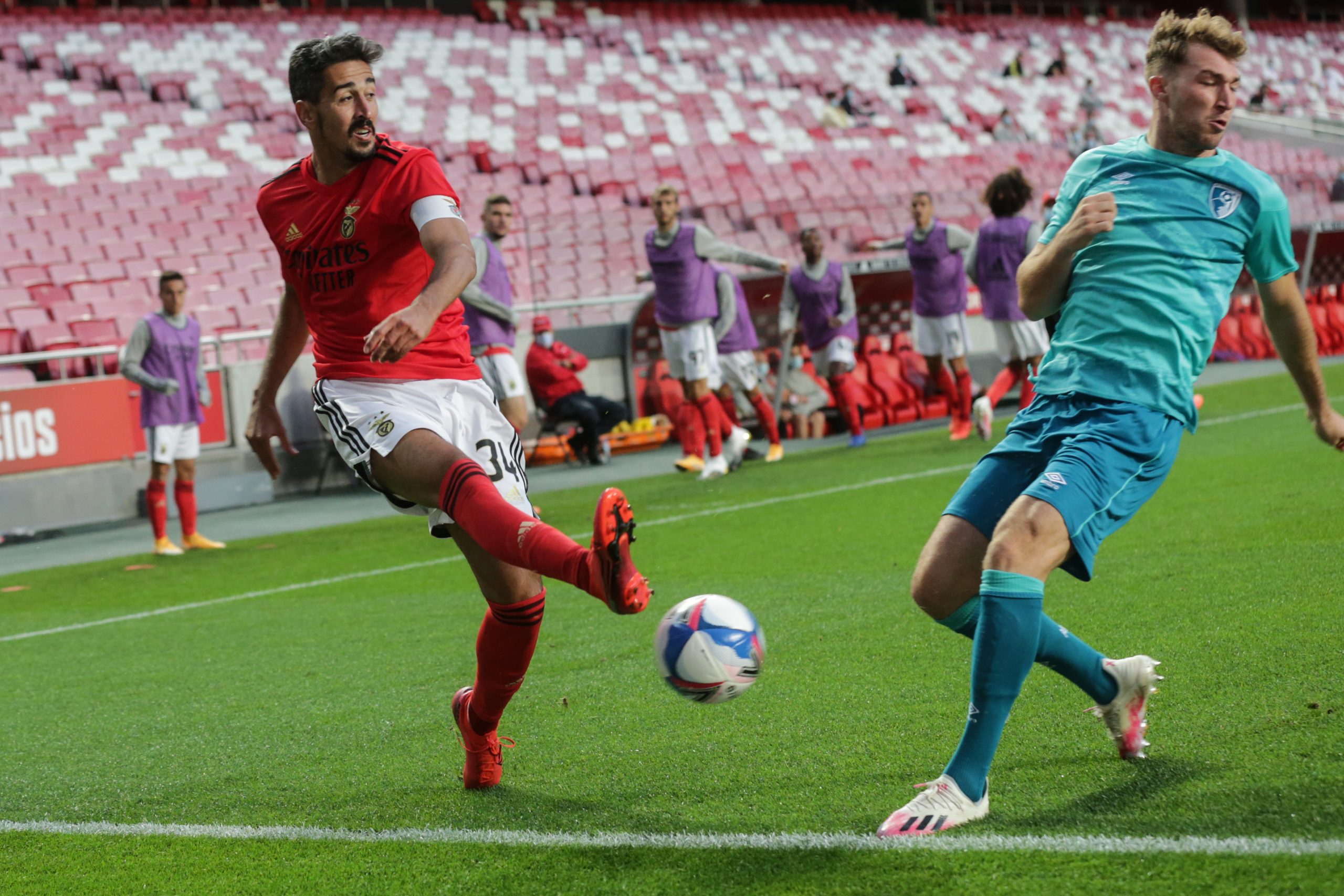 Benfica vence Bournemouth com golos numa primeira parte intensa e de bom futebol