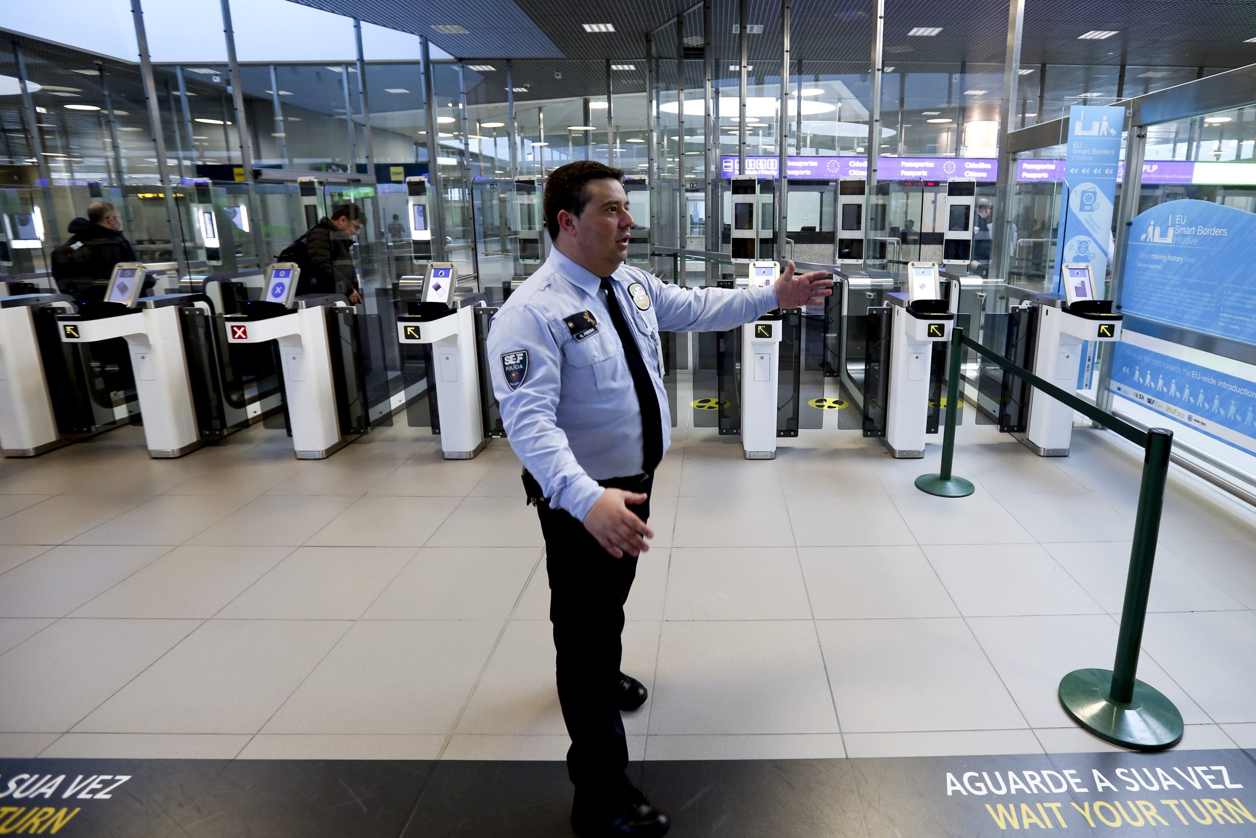 Aeroporto de Lisboa terá mais 45 inspetores do SEF em junho