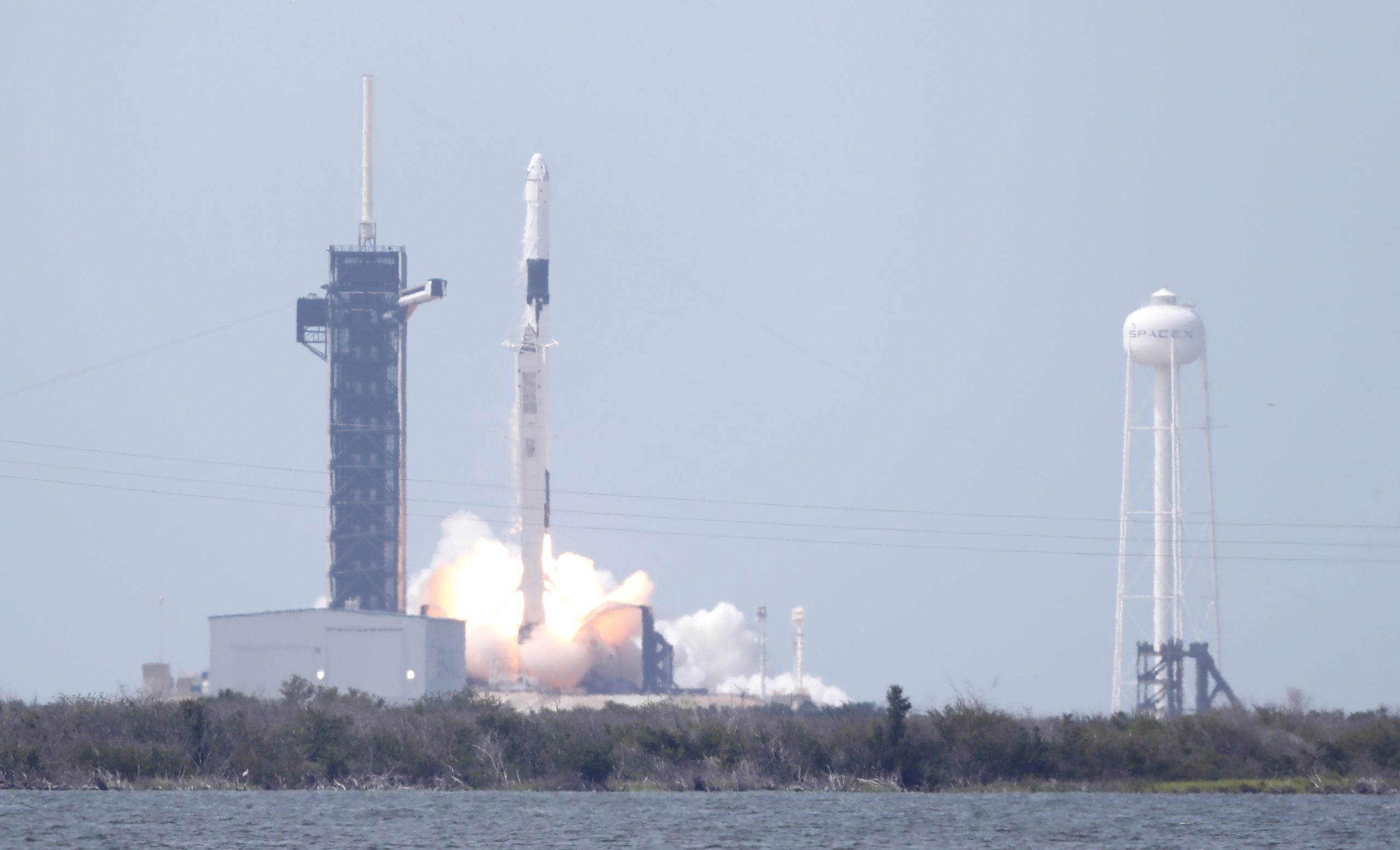 SpaceX contraria o ditado e à segunda foi de vez. A Crew Dragon já partiu em direção à Estação Espacial Internacional. Acompanhe aqui este momento histórico