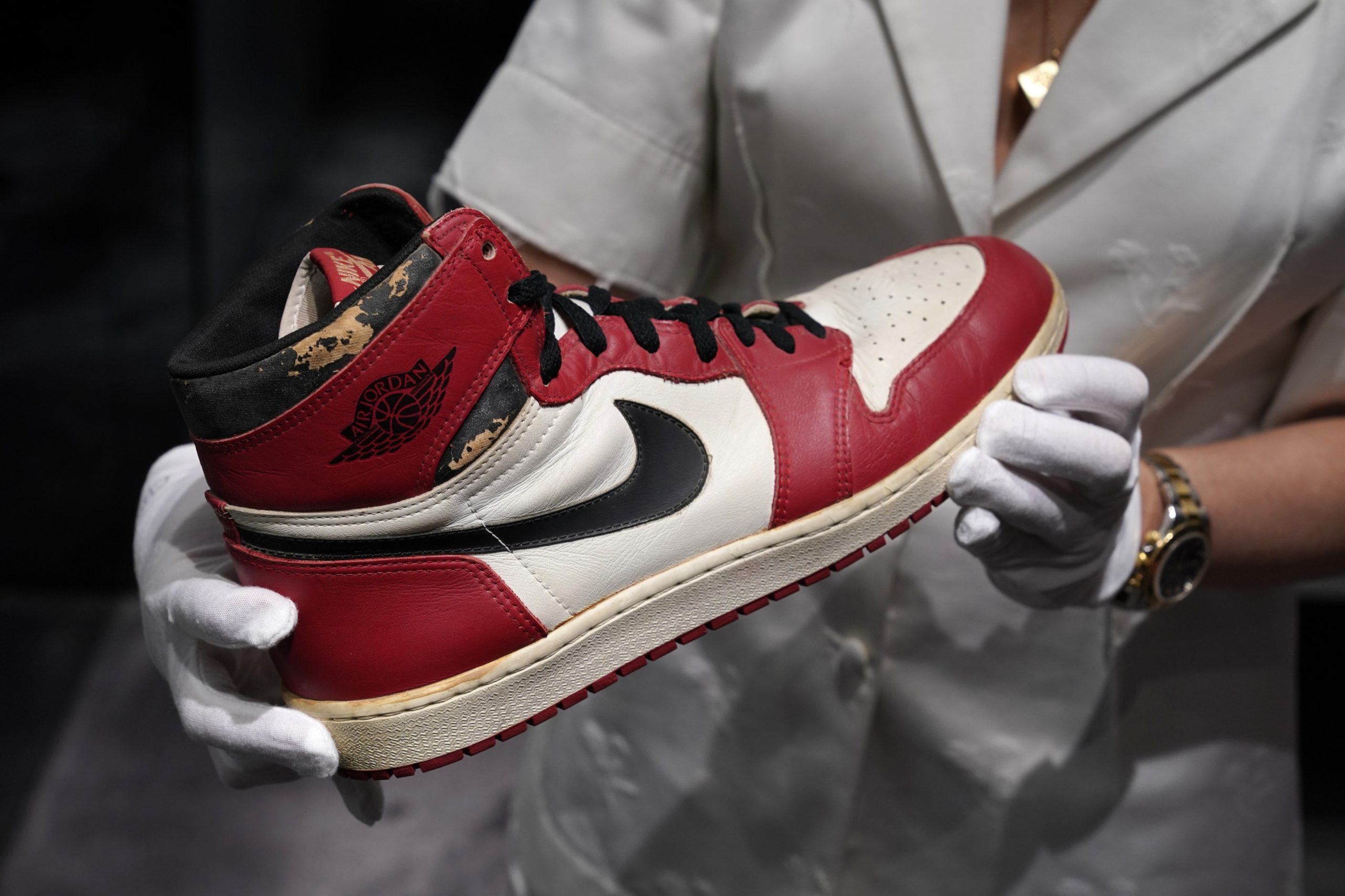Sapatilhas de Michael Jordan foram leiloadas por um valor recorde de mais de 520 mil euros