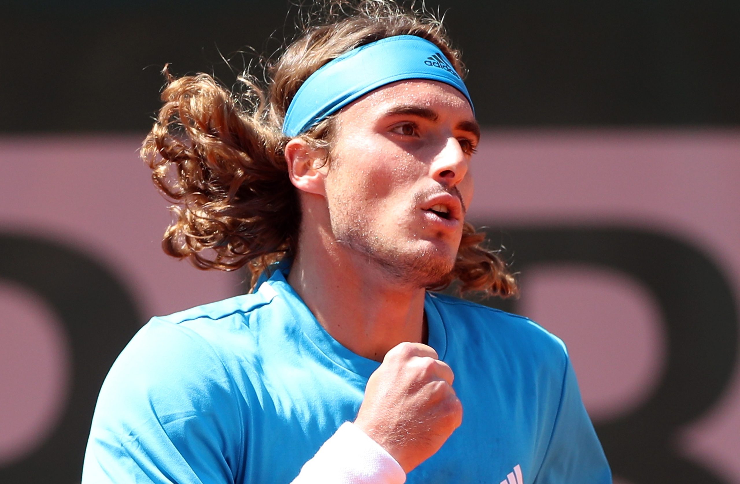 Tsitsipas apura-se para os oitavos de final de Roland Garros