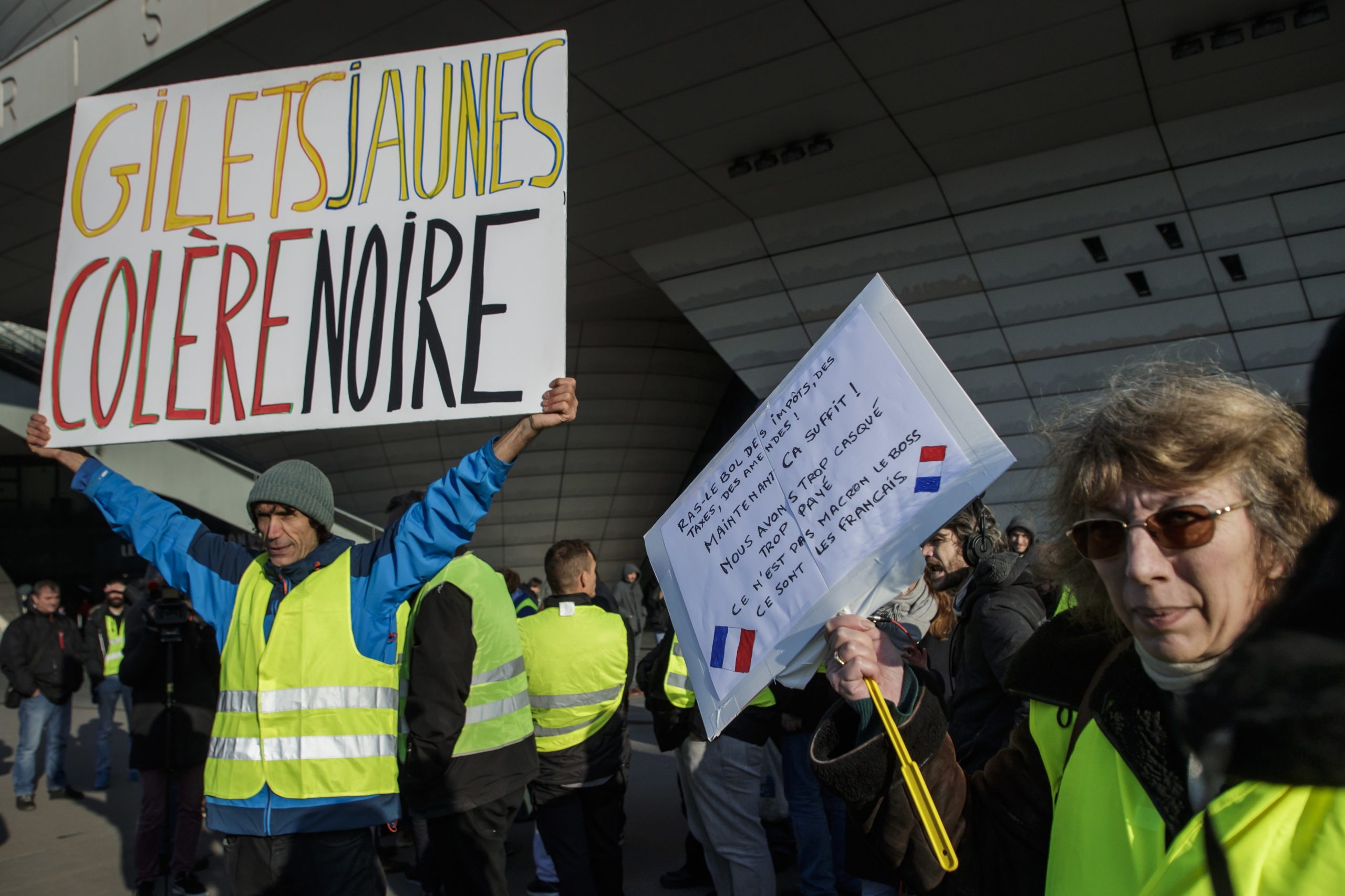 Manifestações de “coletes amarelos” mobilizaram 244 mil pessoas. As imagens do protesto que está a paralisar França e já fez uma vítima mortal