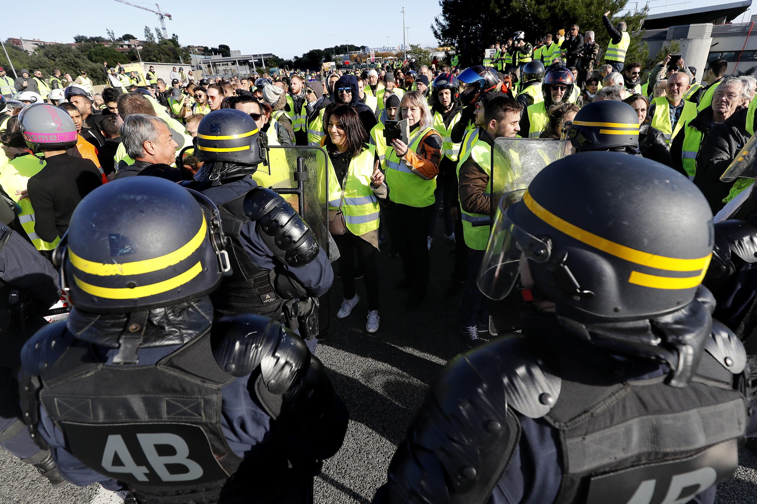 Mais de 10 mil camionistas portugueses afetados por protestos em França