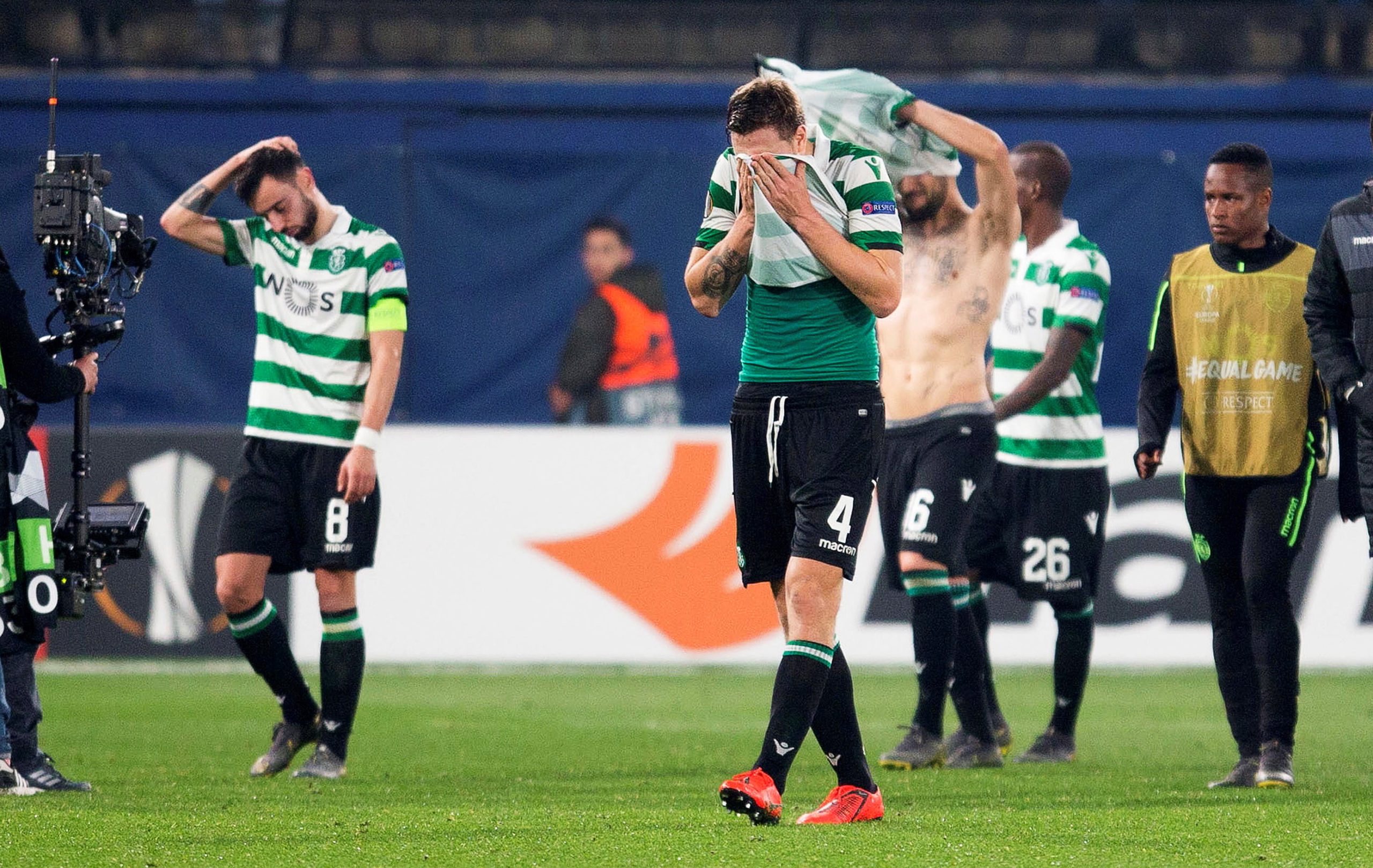 Bruno, o contratorpedeiro, abanou o submarino. Mas este renasceu com o tiro no pé de Jefferson