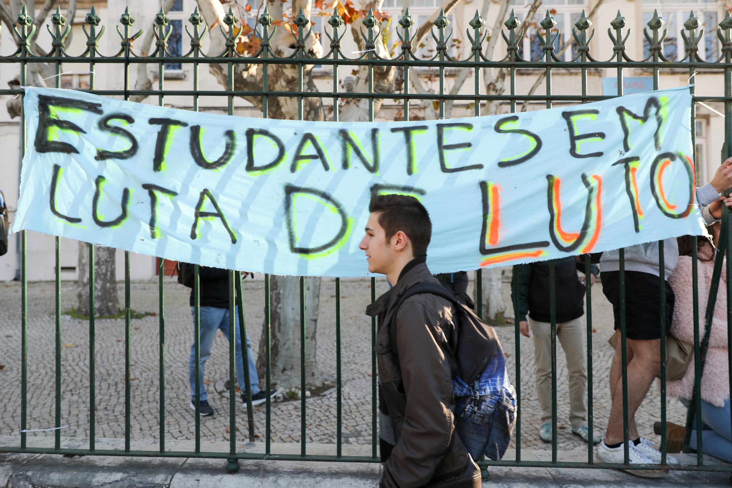 Covid-19. Brigada Estudantil denuncia falta de condições de alunos infetados