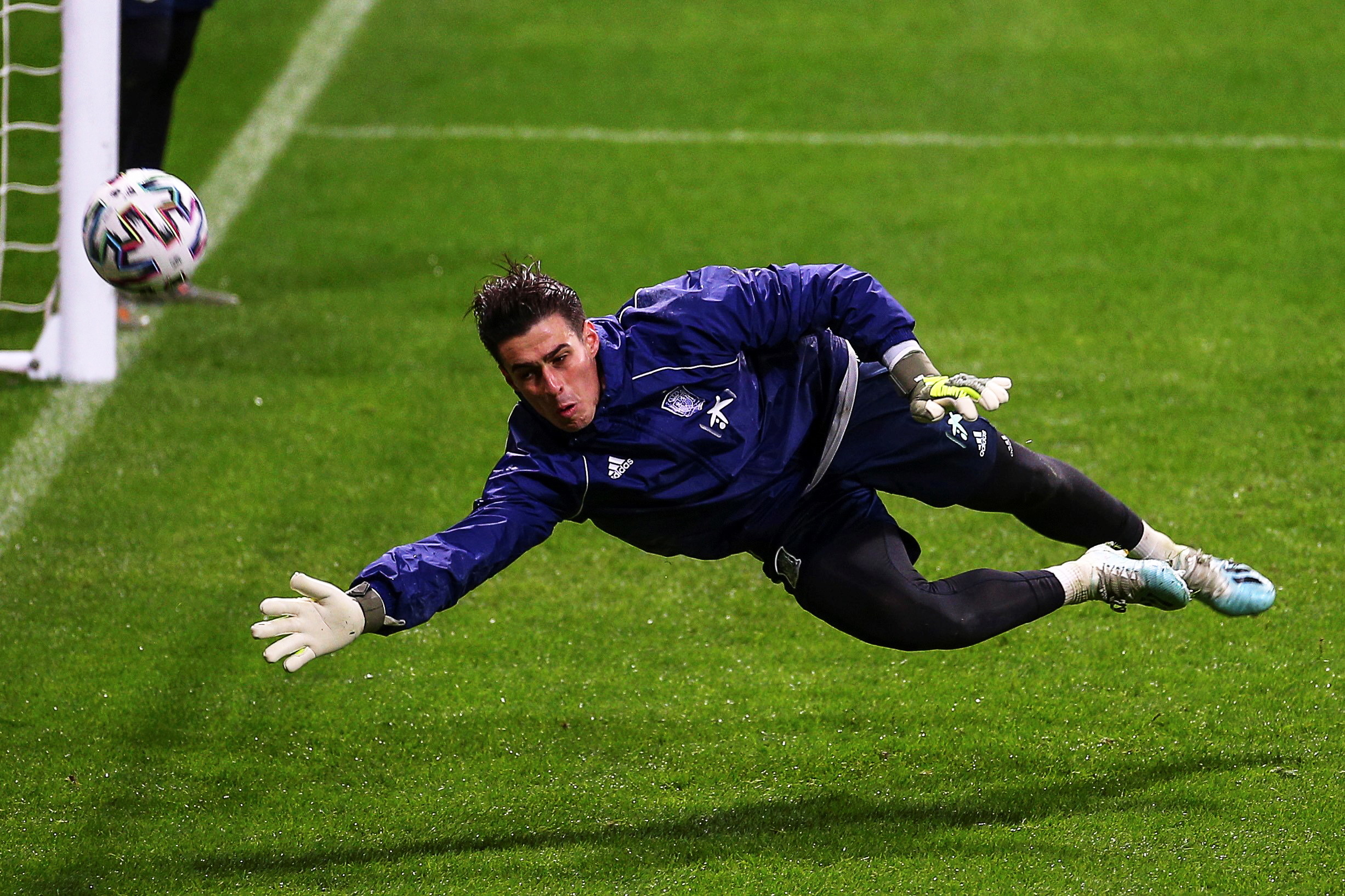 Tottenham expulsa adepto que atirou caneca em direção a Kepa