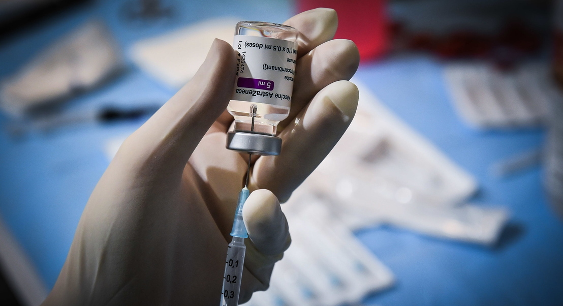 Covid-19: Suspensão da vacina da AstraZeneca adia planos de vacinação de professores