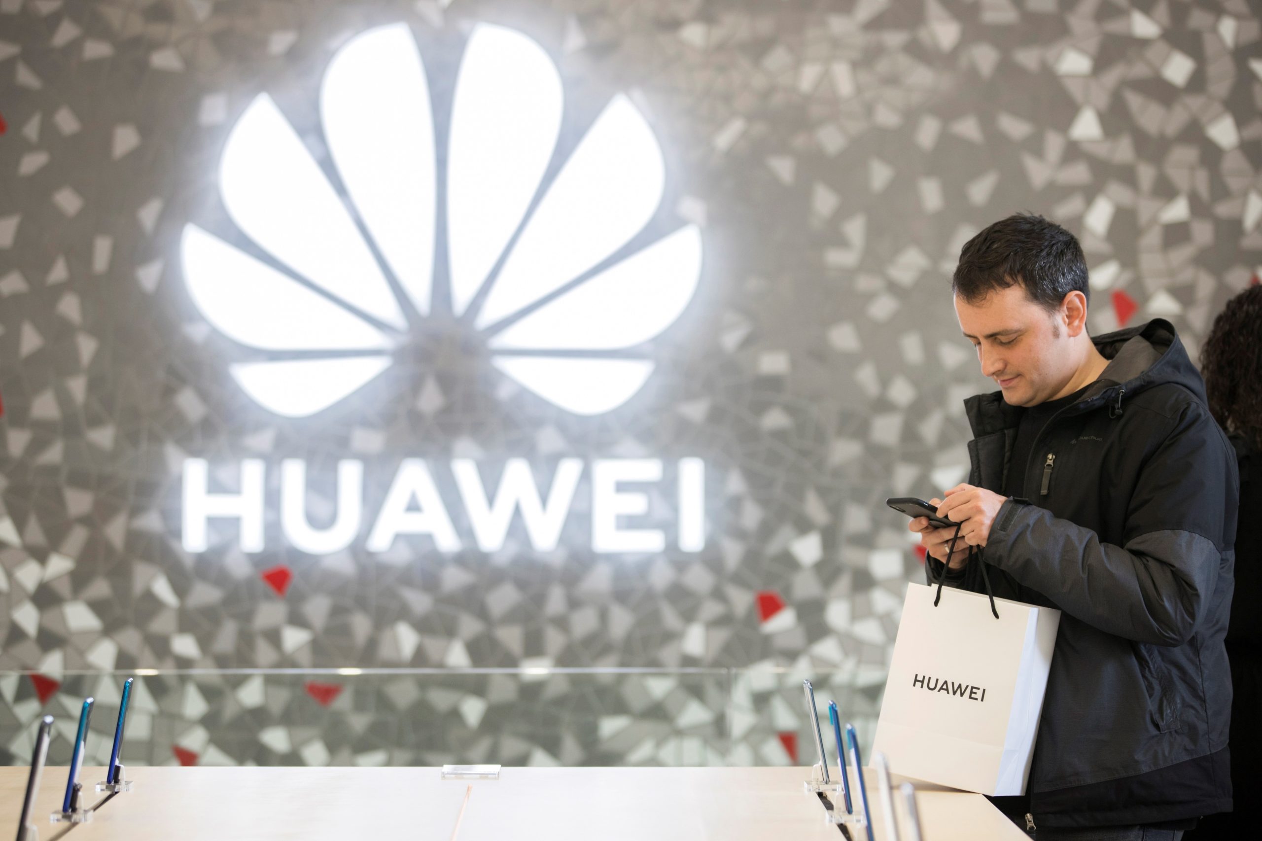 China ameaça retaliar restrições impostas pelos Estados Unidos nos negócios com a Huawei