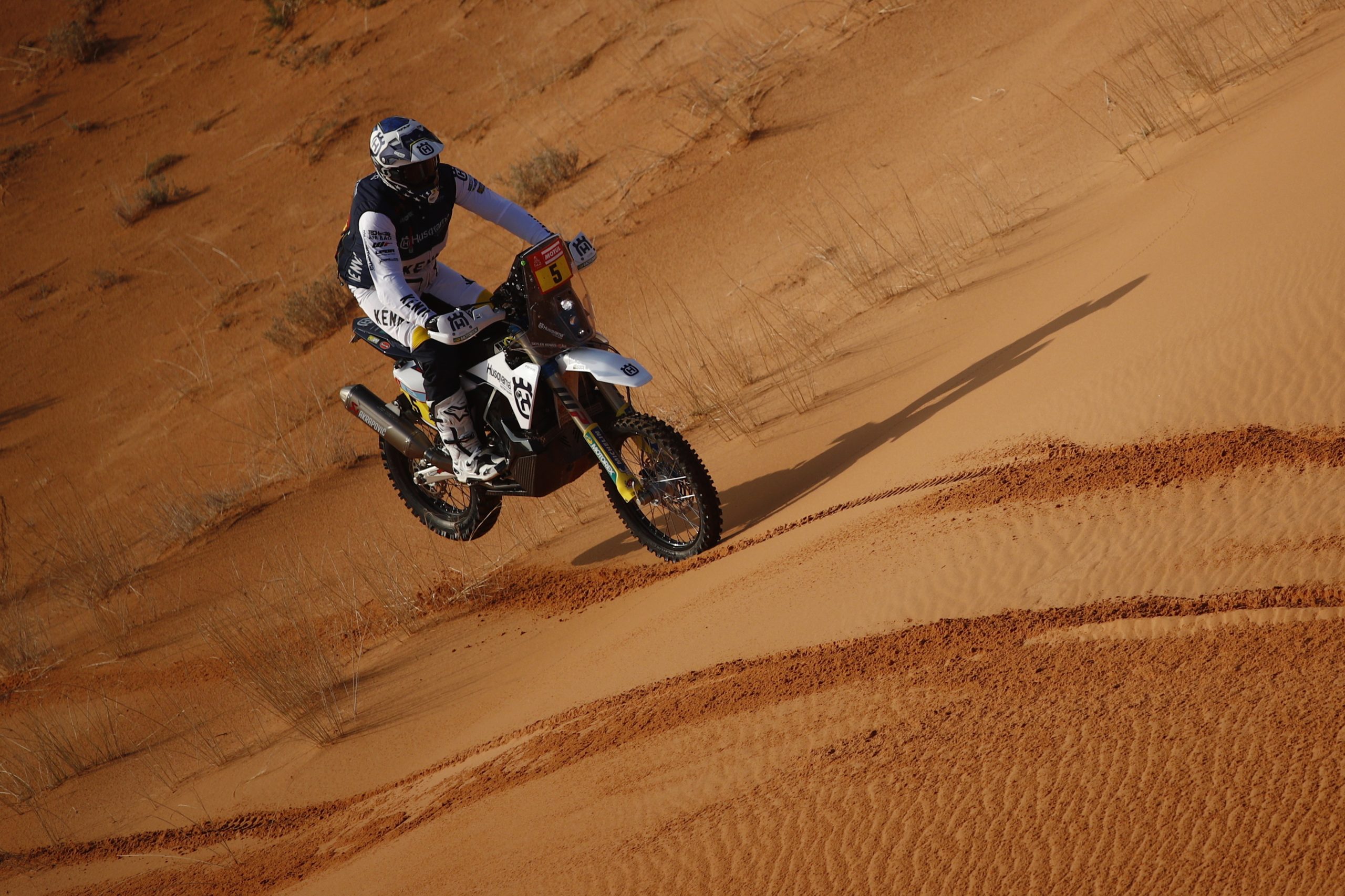 Novo líder no Dakar2023 nas motas e Nasser aumenta vantagem nos carros