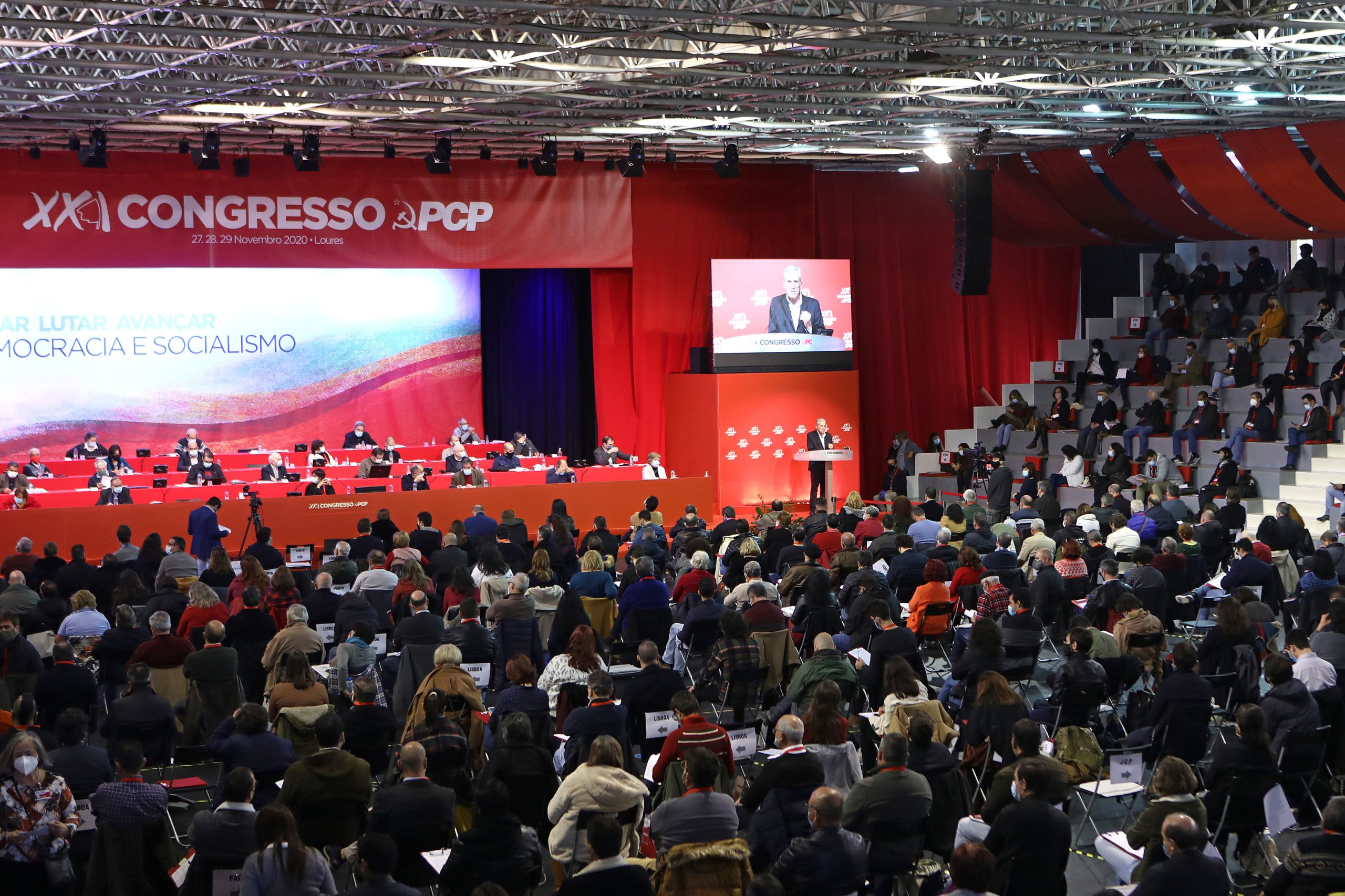 Reportagem. O “outro lado” do congresso do PCP. A pesca, a reforma agrária e as vendas do Avante
