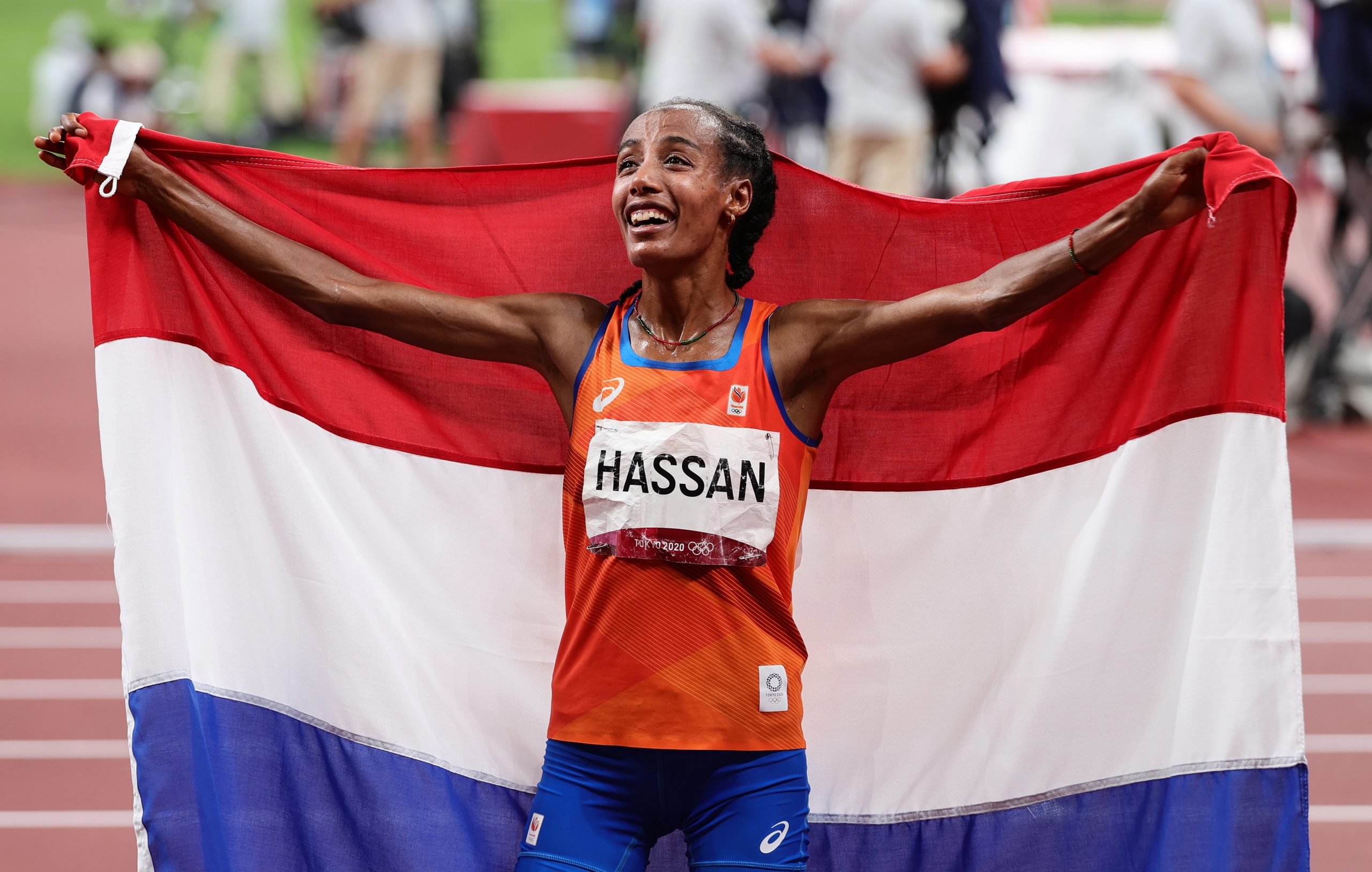 Inédito. Sifan Hassan sobe três vezes ao pódio. Holandesa foi ouro nos 10.000 e 5.000 metros