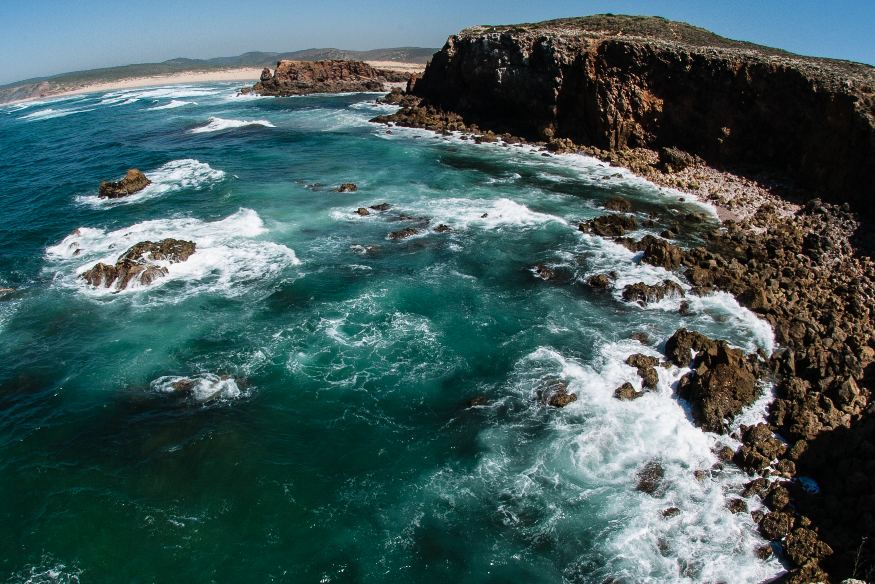Pescador morre após queda de falésia na praia Monte Clérigo em Aljezur
