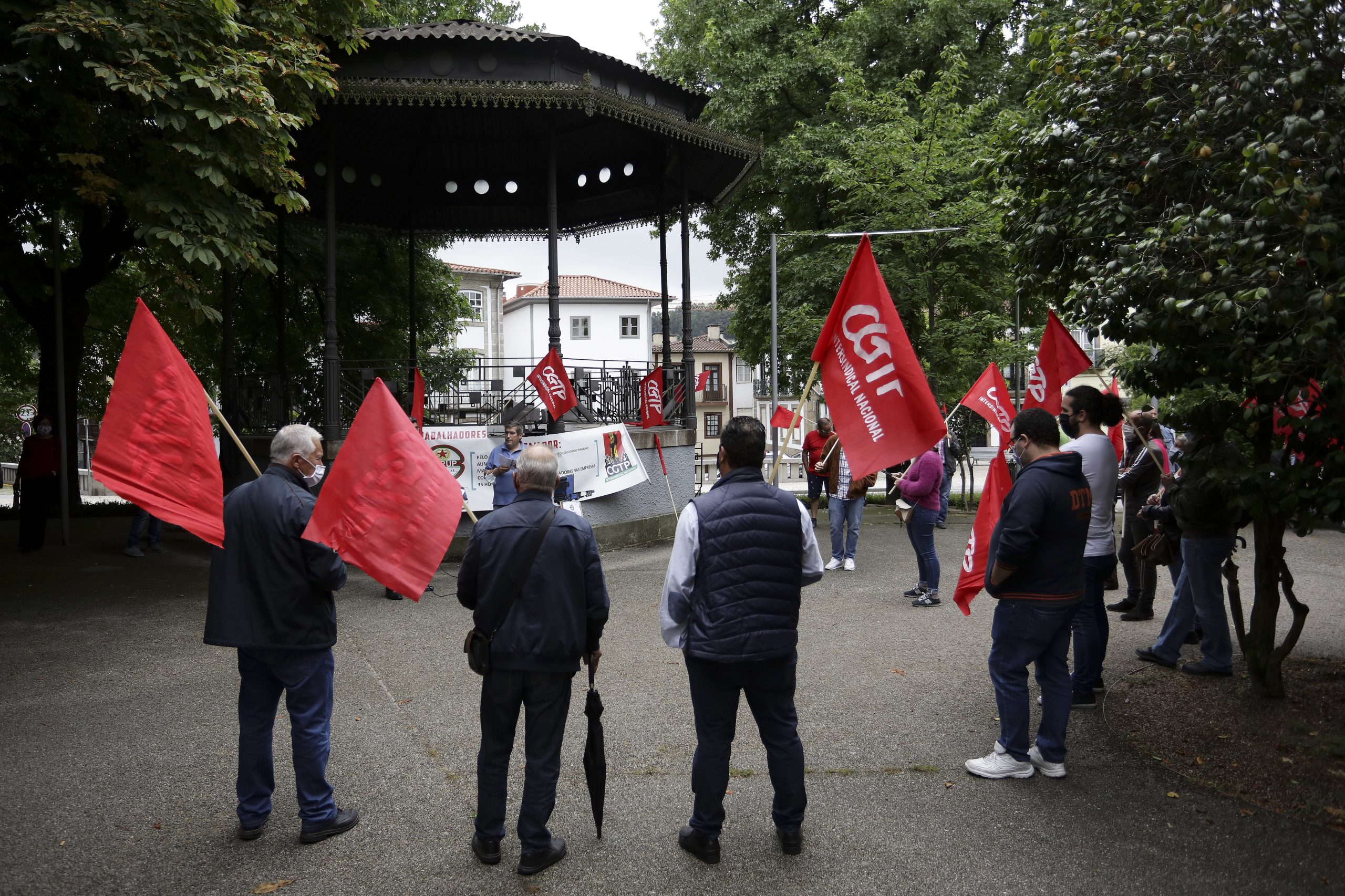 Trabalhadores em ‘lay-off’ mais do que triplicam em janeiro para 10.890