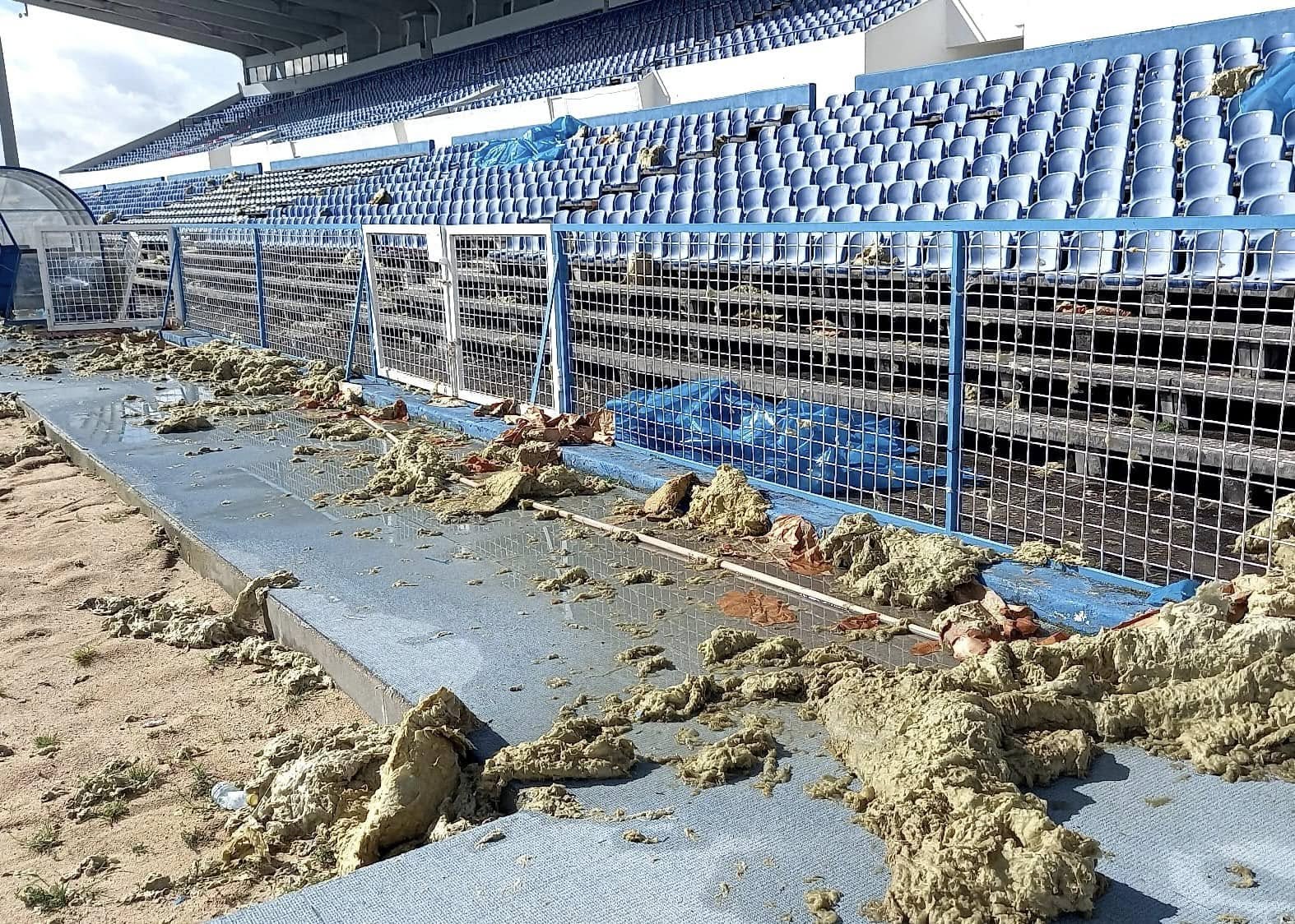 Depressão Martinho atinge parte do estádio do Restelo. Veja as imagens