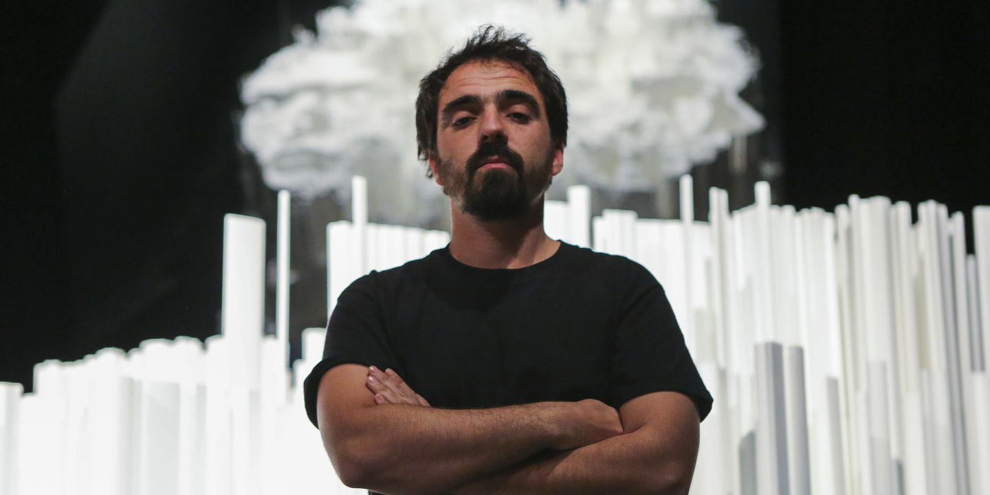 Vhils inaugura em Bruxelas mural que é mescla de revoluções europeias. Tem enfoque no 25 de Abril
