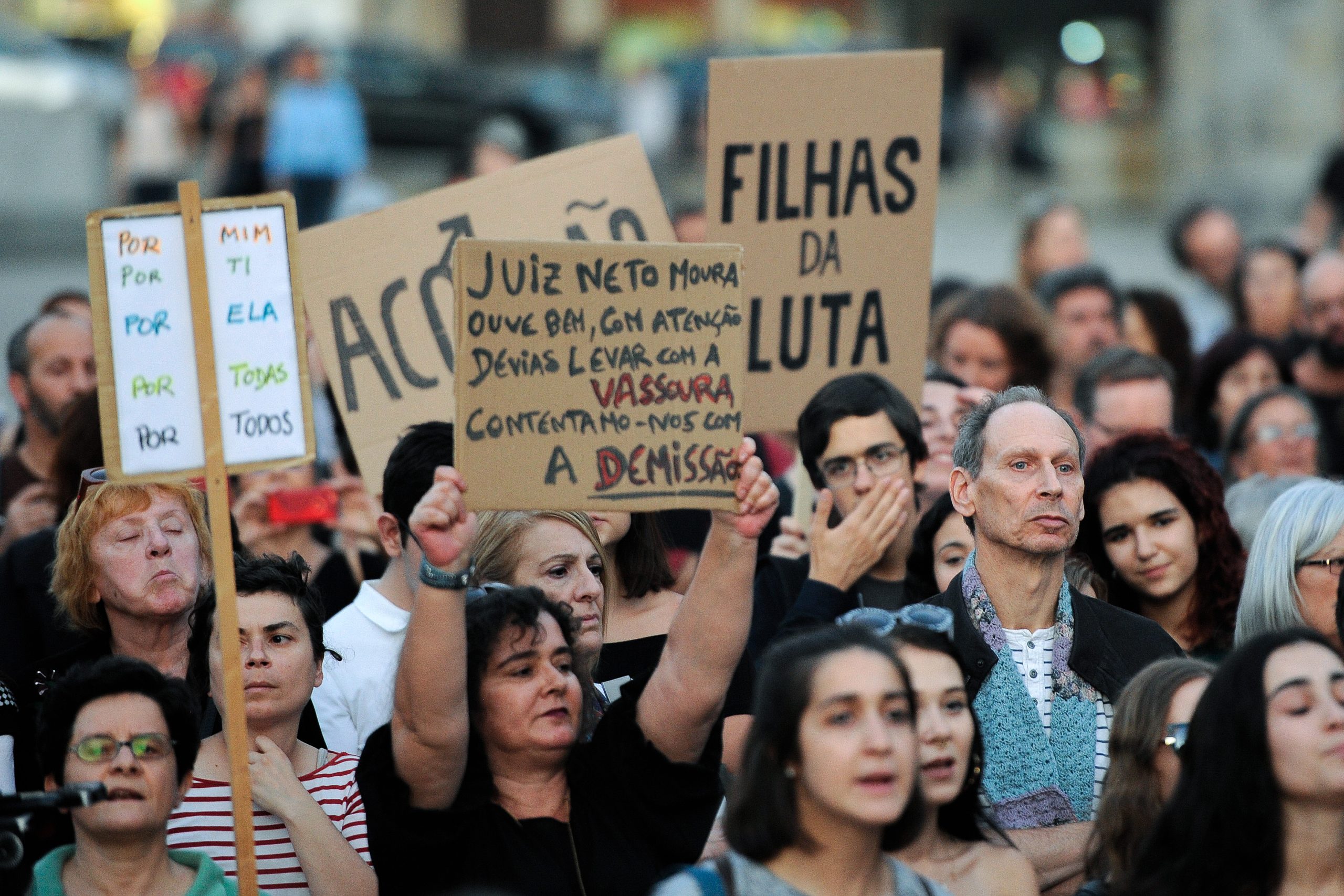 Meio milhar de pessoas protestou no Porto contra acórdão do juiz Neto de Moura