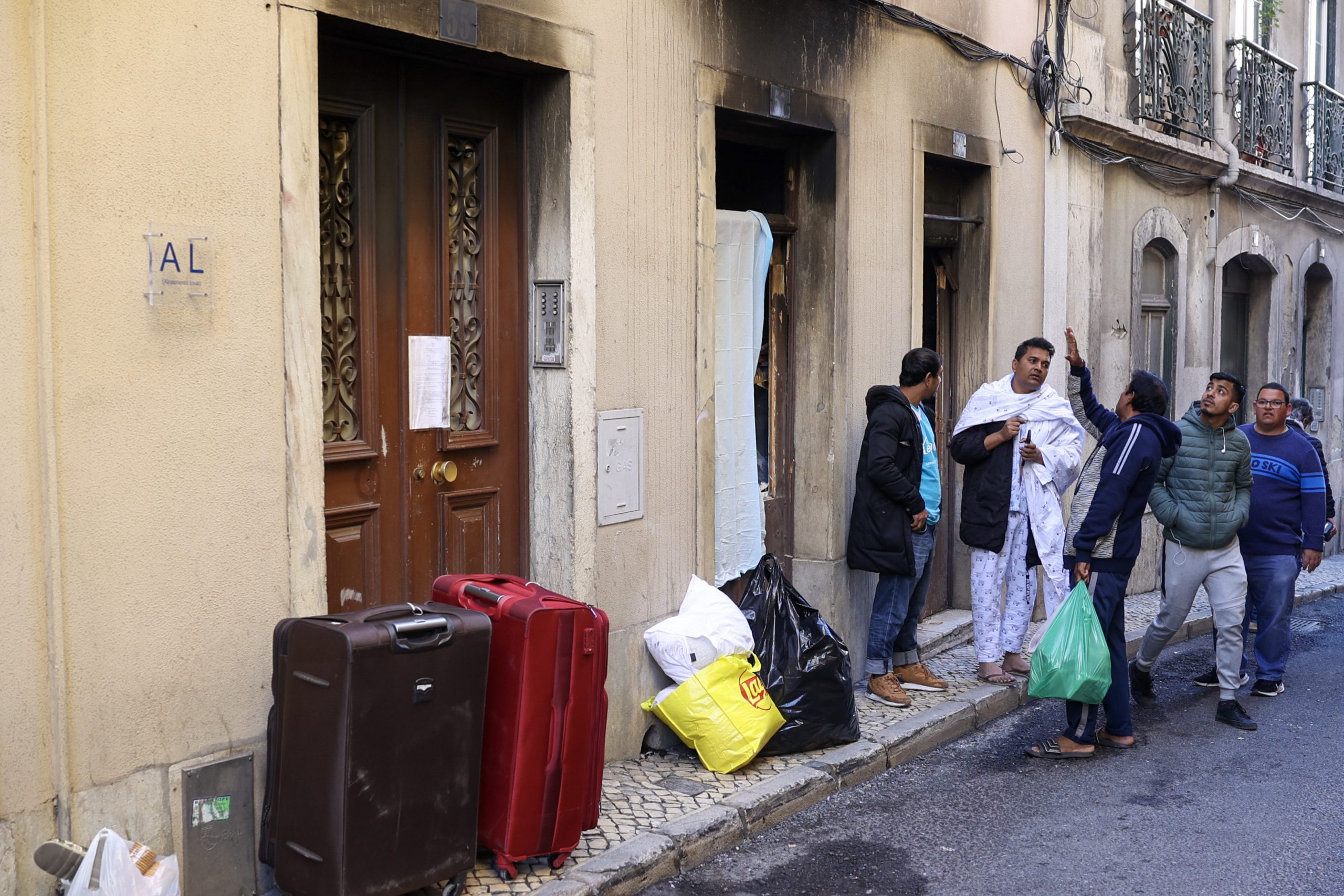 Uma família de desalojados do incêndio da Mouraria já tem residência alternativa