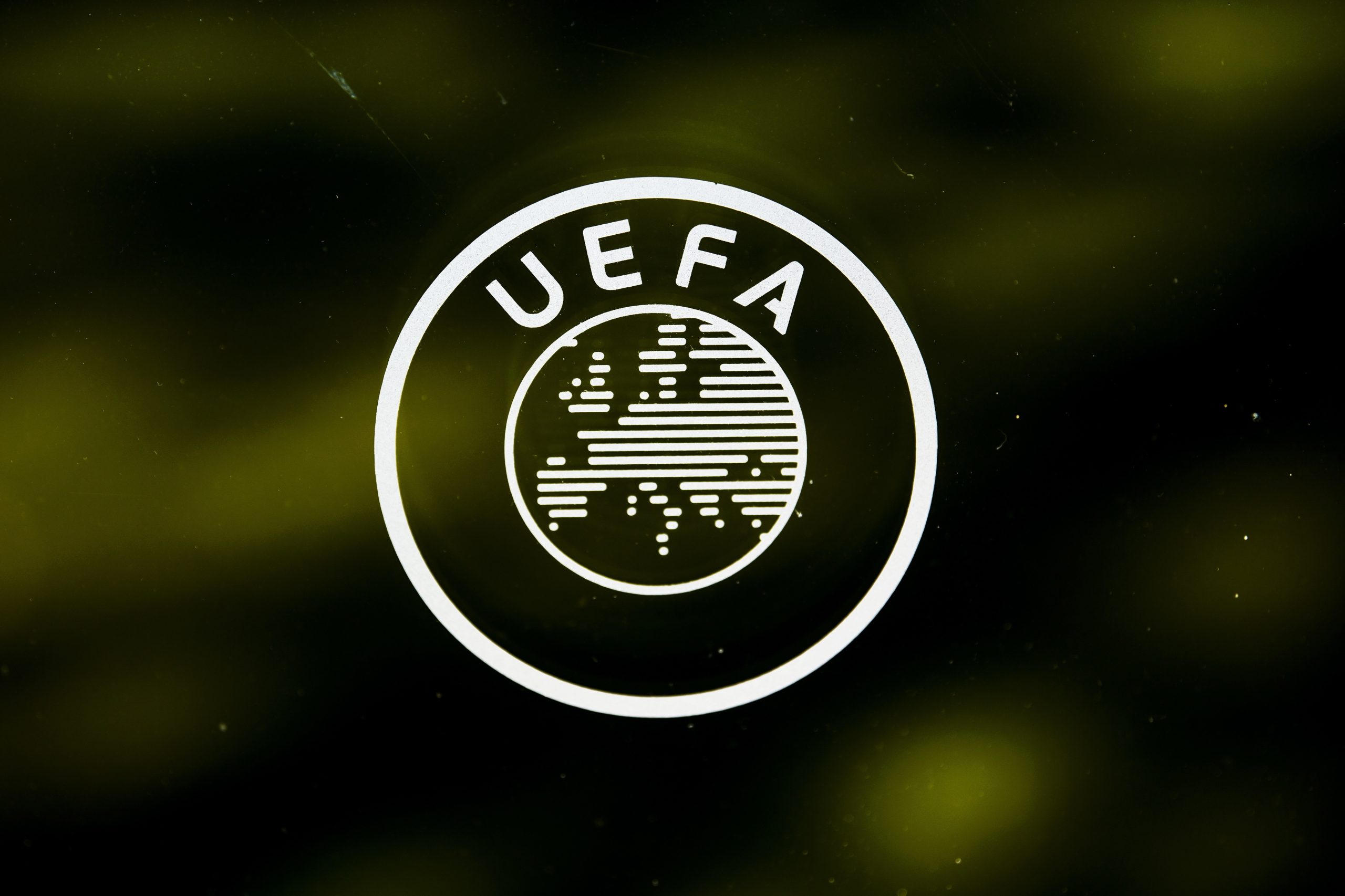Superliga: UEFA suspende processos disciplinares a três clubes