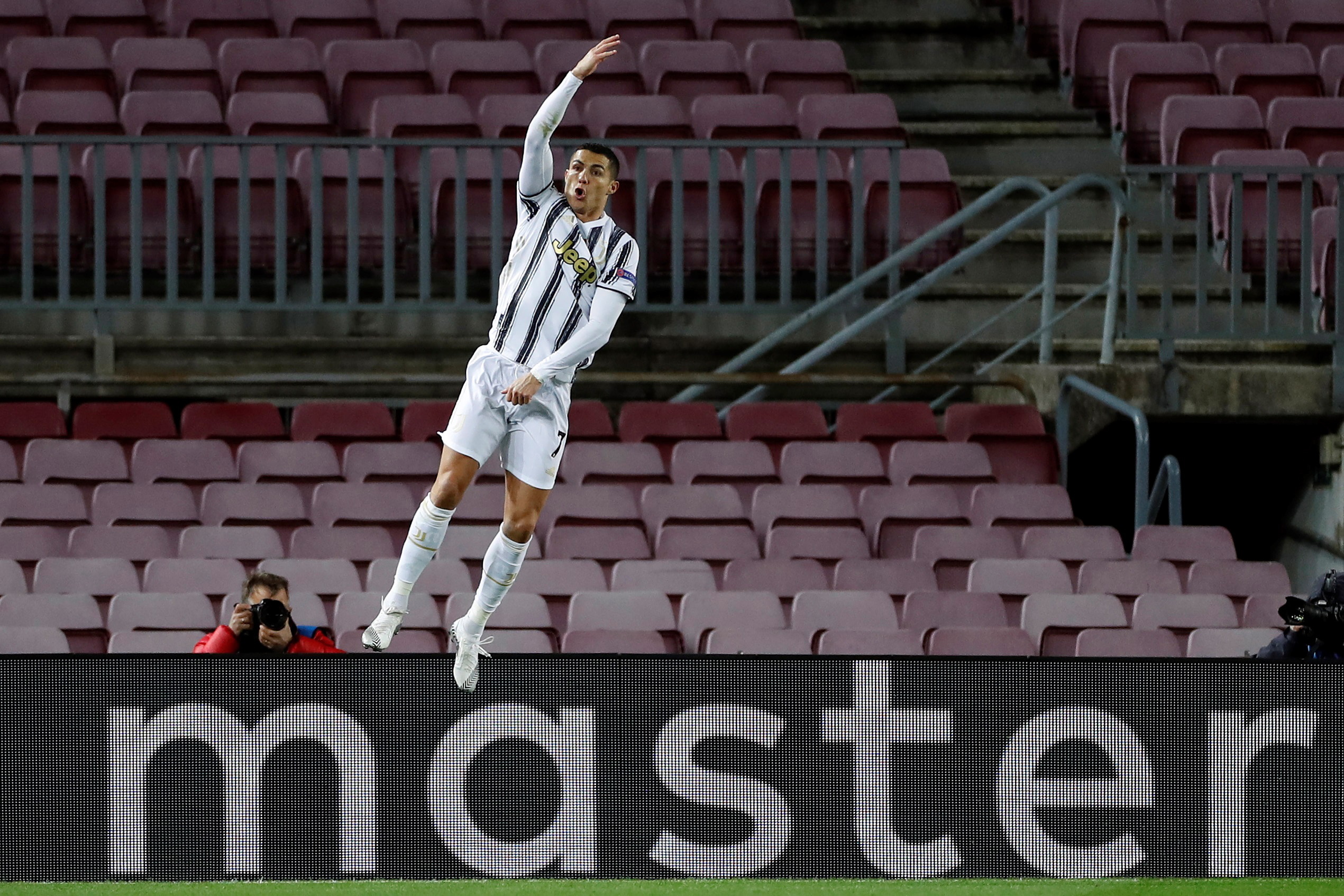 Cristiano Ronaldo integra o melhor ‘onze’ da história da ‘France Football’