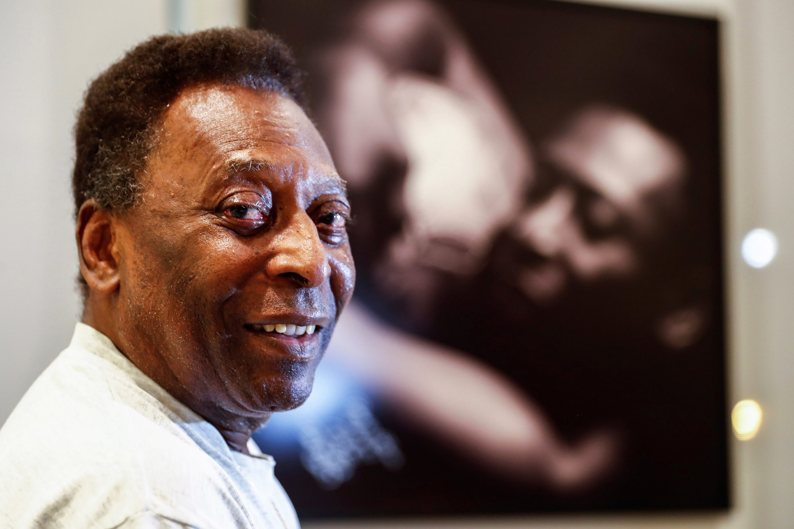 “Seguimos aqui, na luta e na fé”. Filha de Pelé publica foto com o pai no hospital