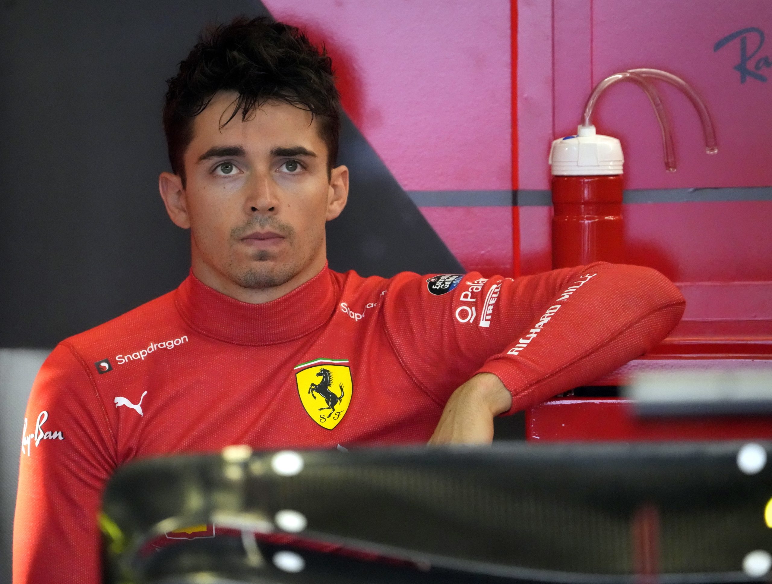Charles Leclerc conquista segunda ‘pole’ em três corridas do Mundial de F1