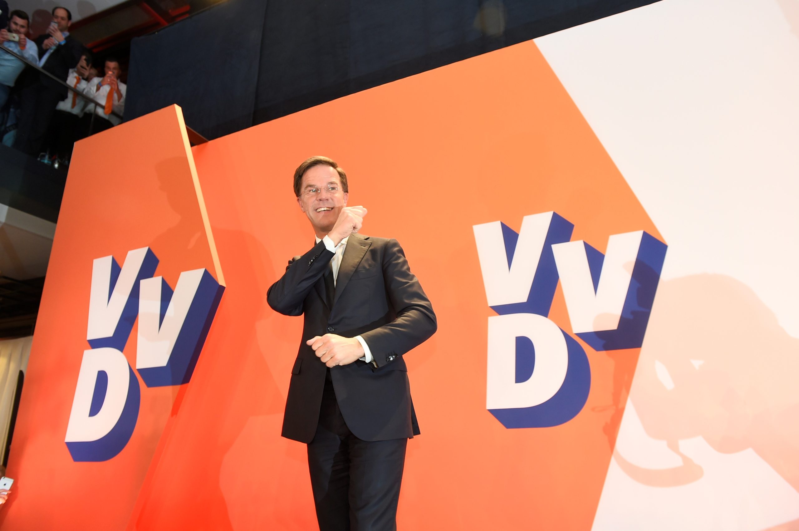 Após entrada triunfante ao som de ‘Uptown Funk’, Rutte falou aos holandeses de “festival de democracia”