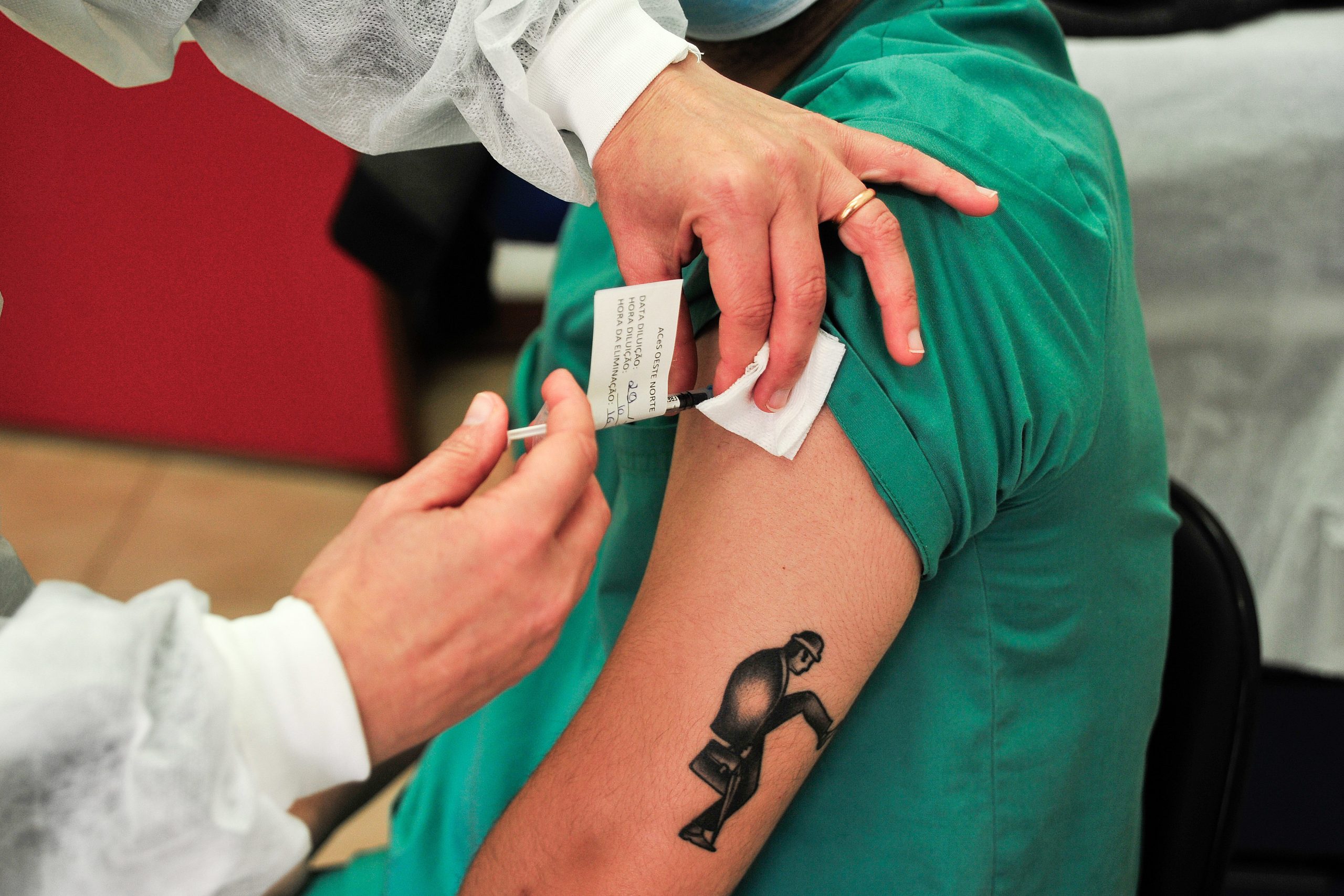 Covid-19: Atraso da vacina AstraZeneca não comprometerá plano português