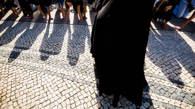 Ministro do Ensino Superior repudia praxes que “levem à humilhação”