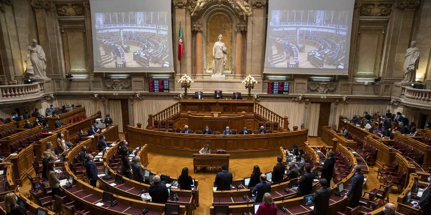Covid-19: Oposição critica atrasos do Governo nos apoios à família, PS isolado