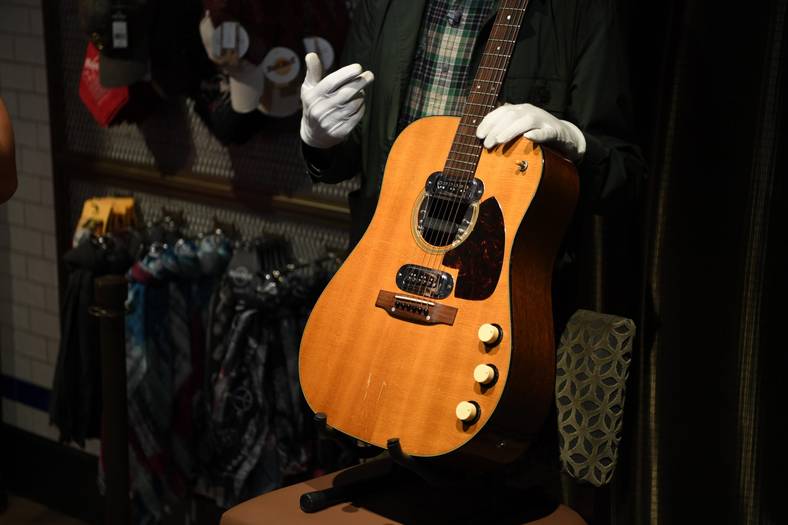 Guitarra usada por Kurt Cobain no MTV Unplugged vendida em leilão por seis milhões de dólares