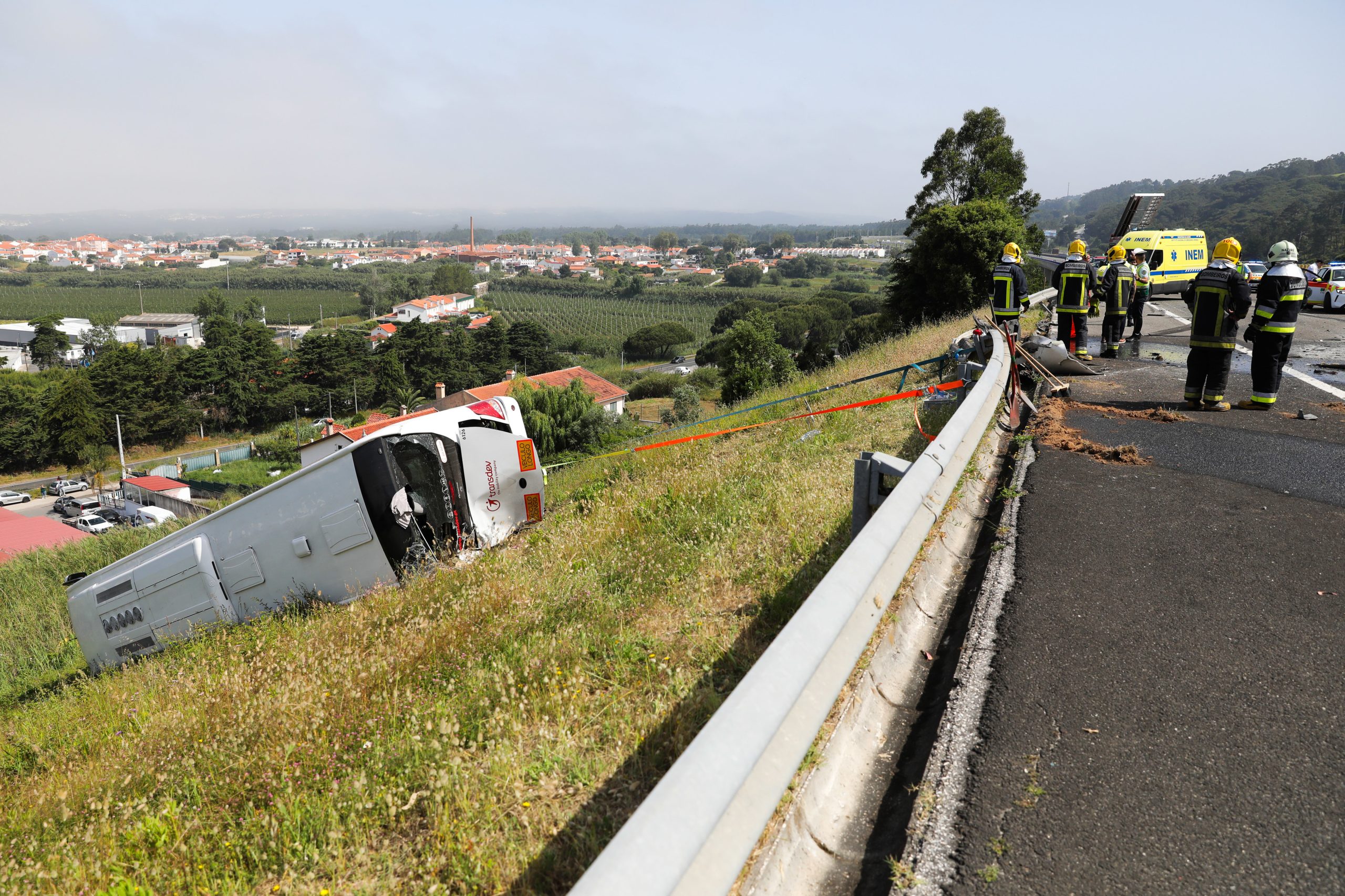 Autocarro com 37 crianças cai numa ravina na A8. Há 7 feridos leves, 6 são crianças