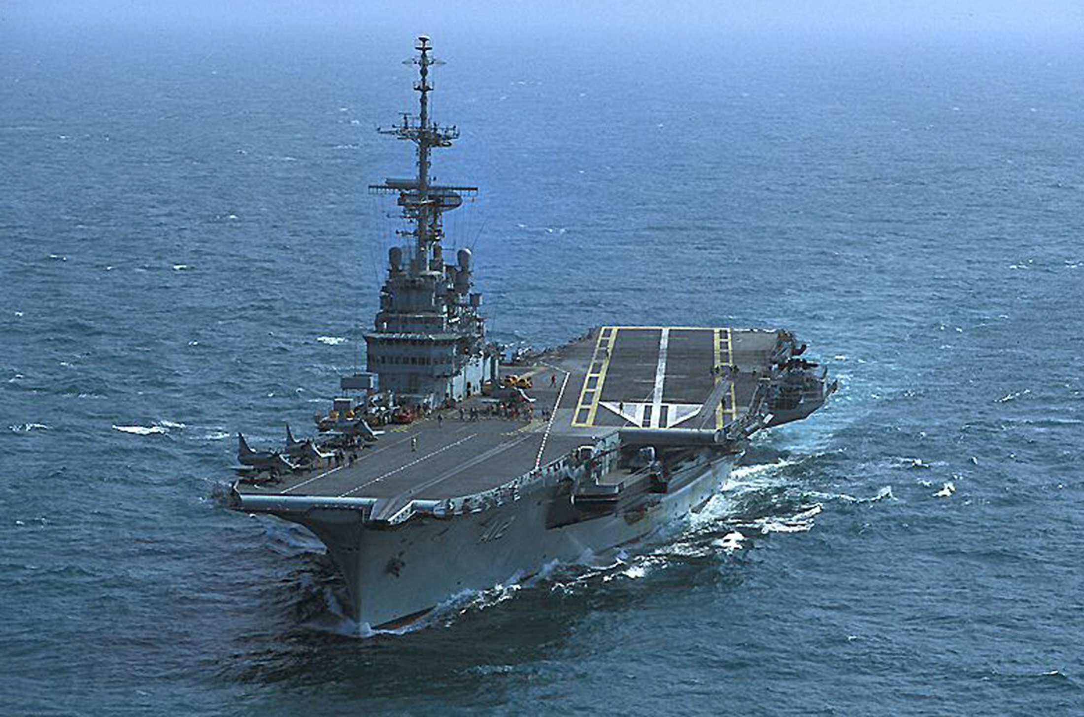 USS Abraham Lincoln localizado perto do Irão em contexto de escalada militar norte-americana