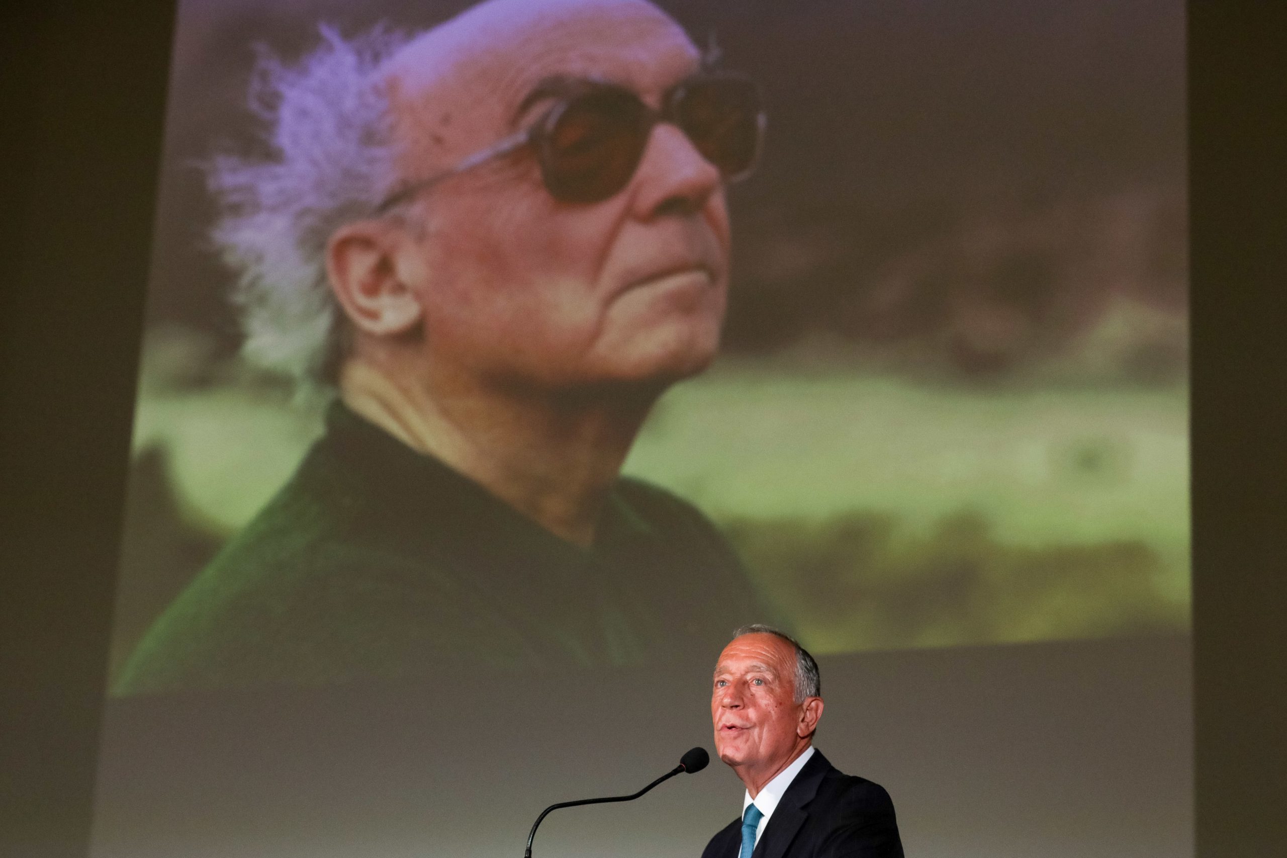 Marcelo condecora Saramago postumamente com Grande Colar da Ordem de Camões