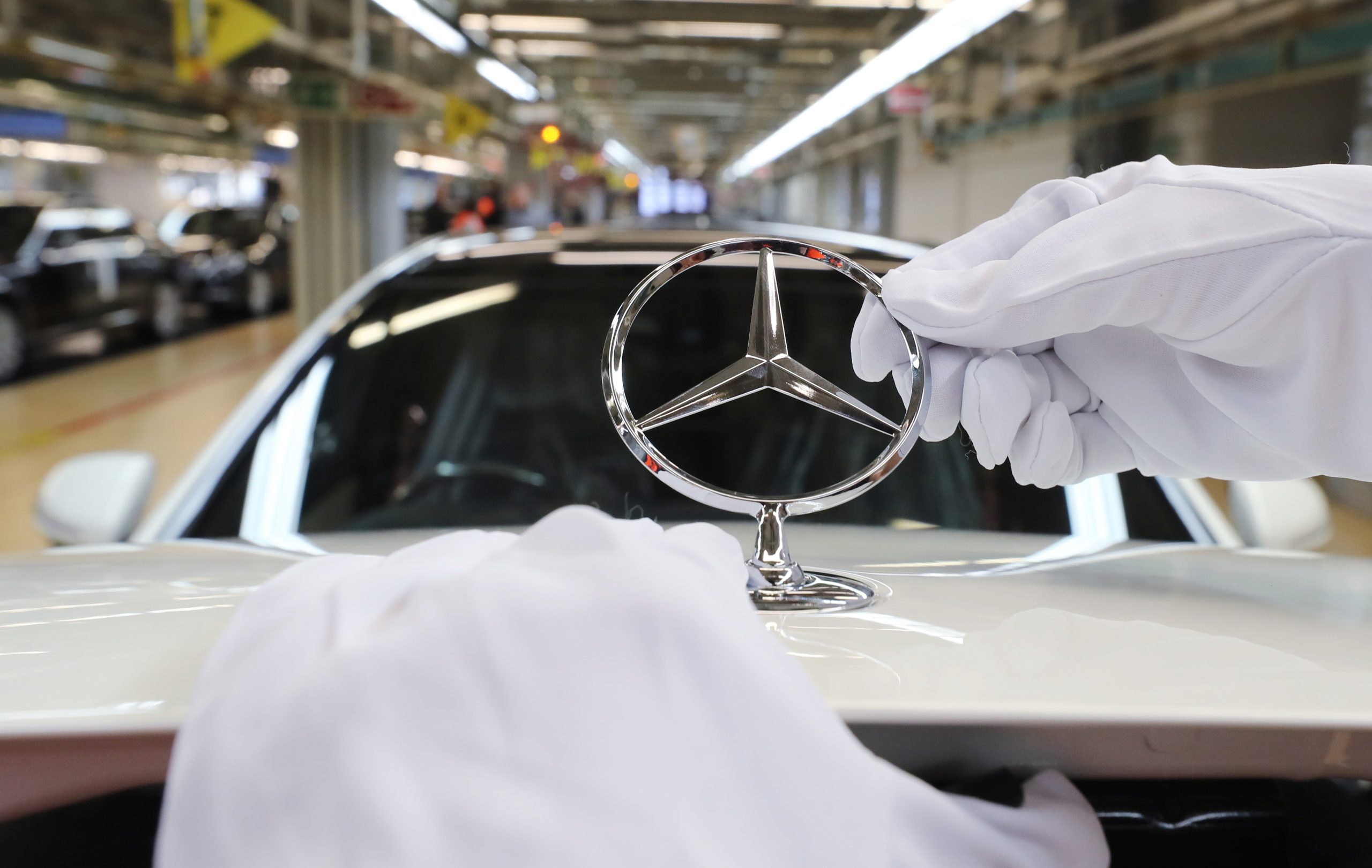 Mercedes-Benz recolhe na China mais de 660 mil veículos em risco de vazar óleo