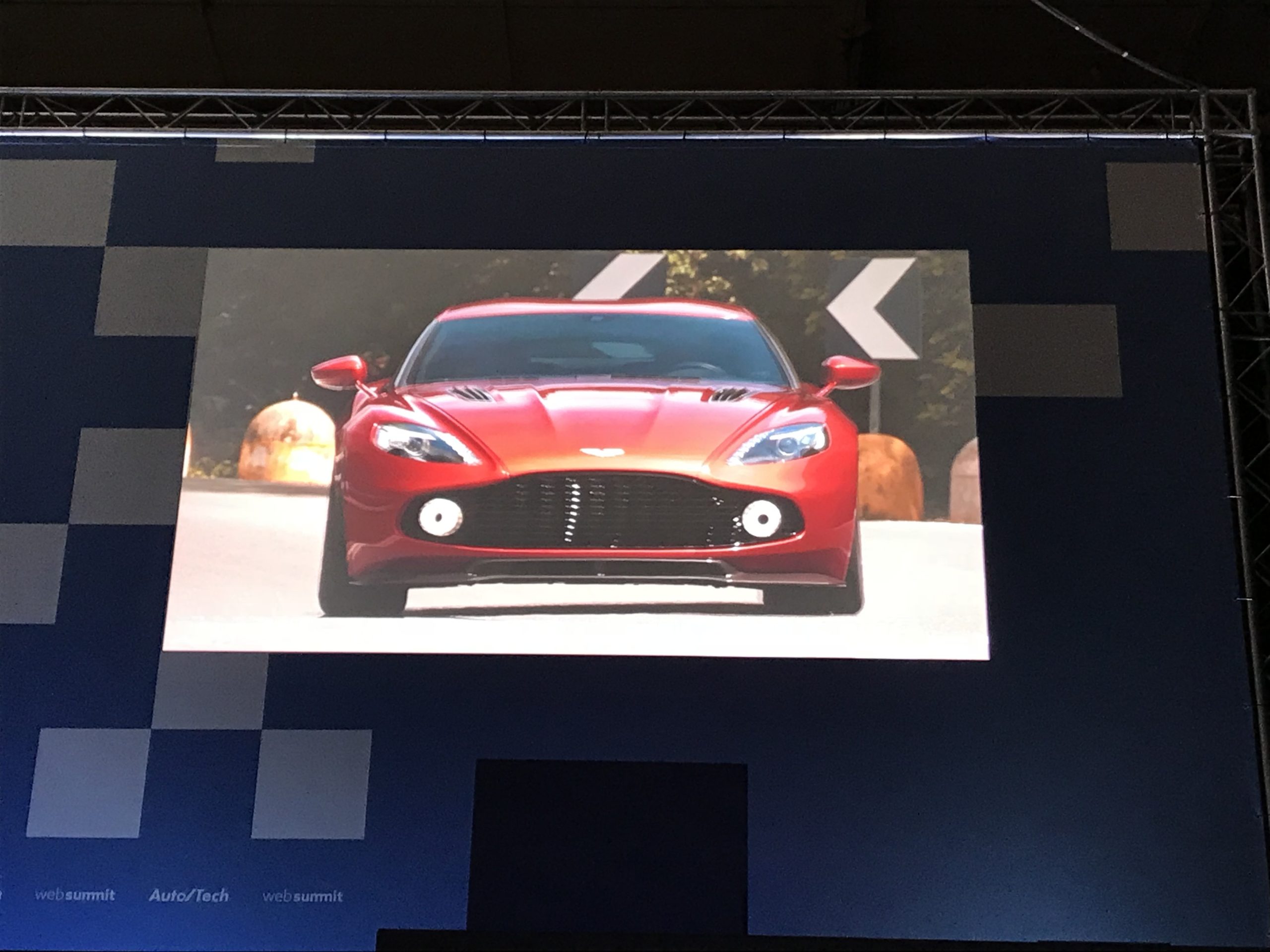 Aston Martin: 15 minutos de passeio no carro do James Bond