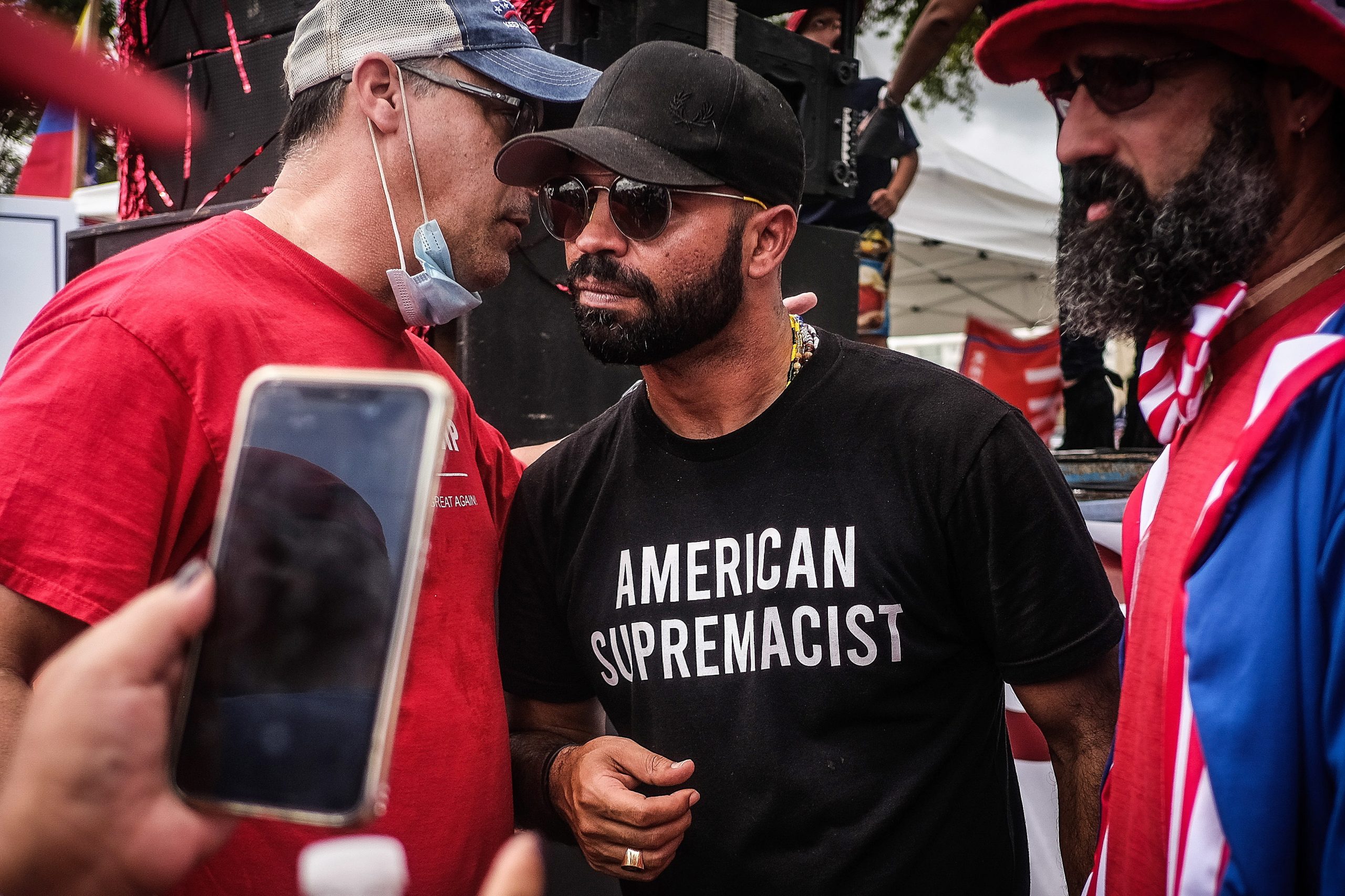 Antigo líder dos “Proud Boys” espera julgamento na prisão por conspiração no ataque ao Capitólio