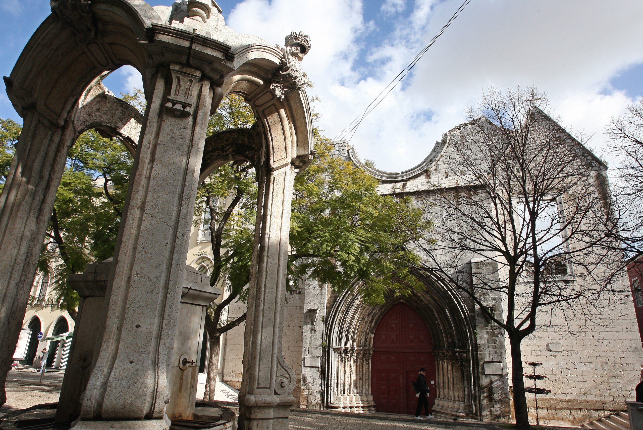 Tumor com dentes descoberto em cemitério gótico do Largo do Carmo, em Lisboa