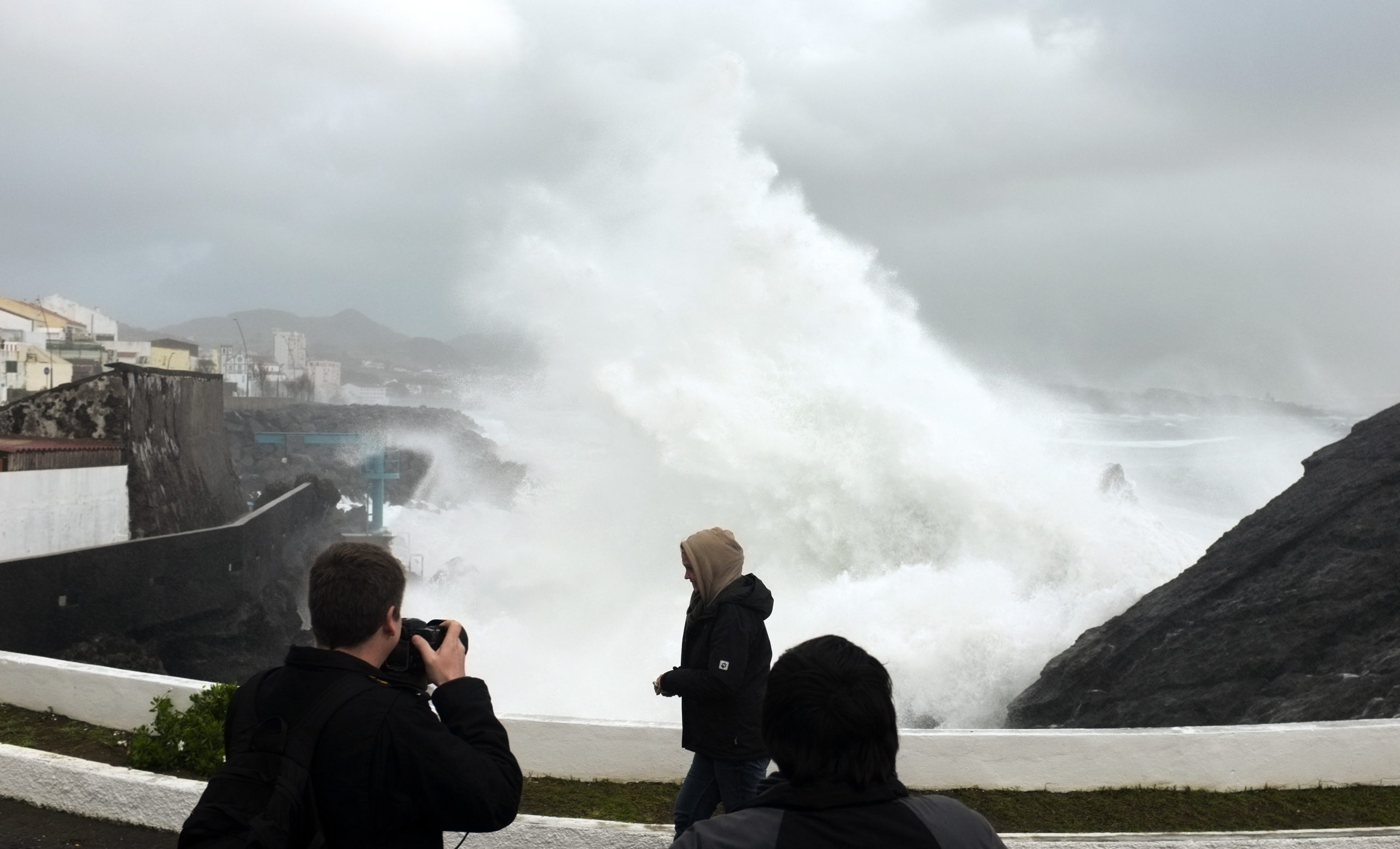 Efeitos da tempestade ‘Bruno’ trazem muita chuva, vento e ondas a partir do final da tarde