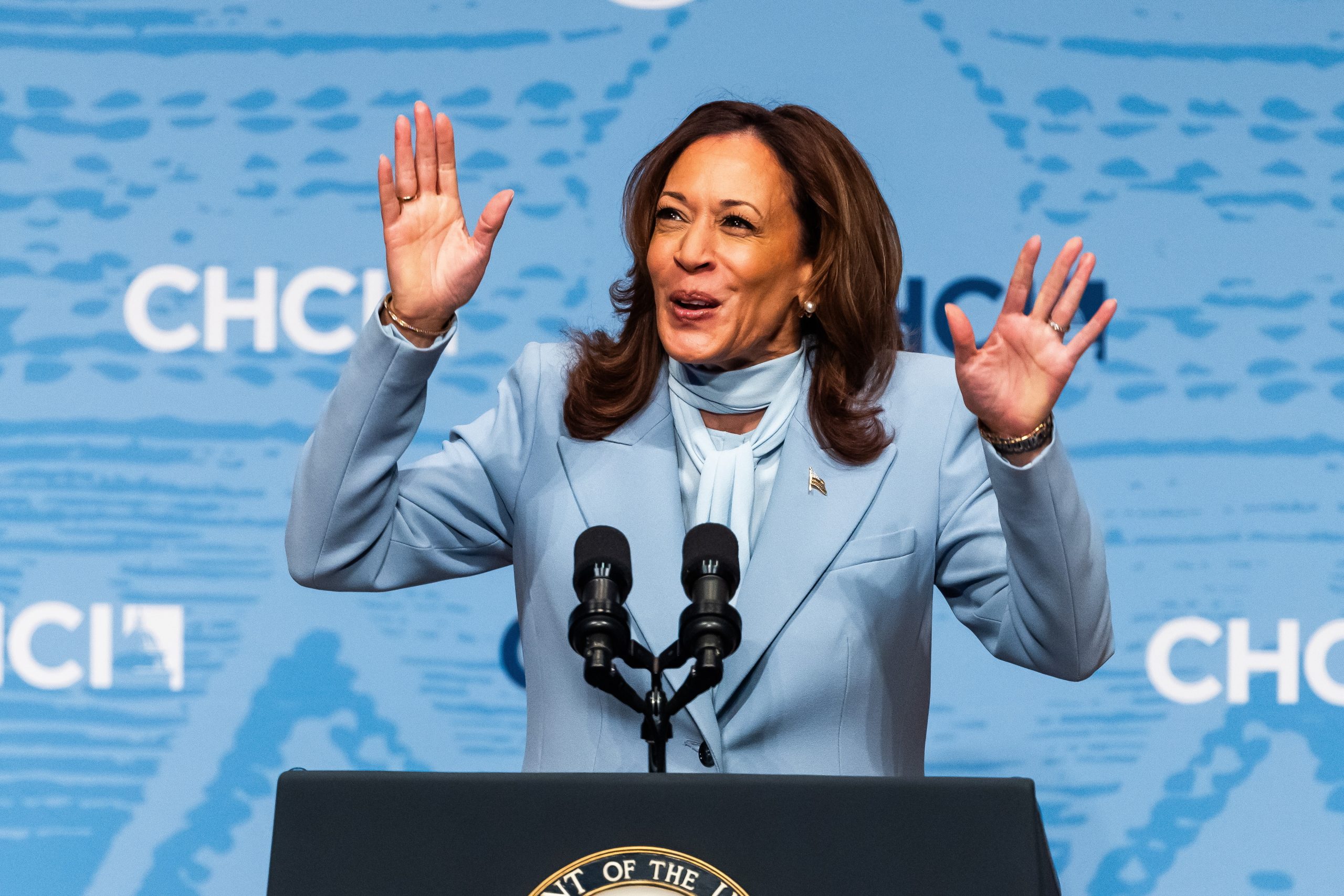 Kamala Harris corteja o voto latino. As sondagens continuam a favorecer a democrata