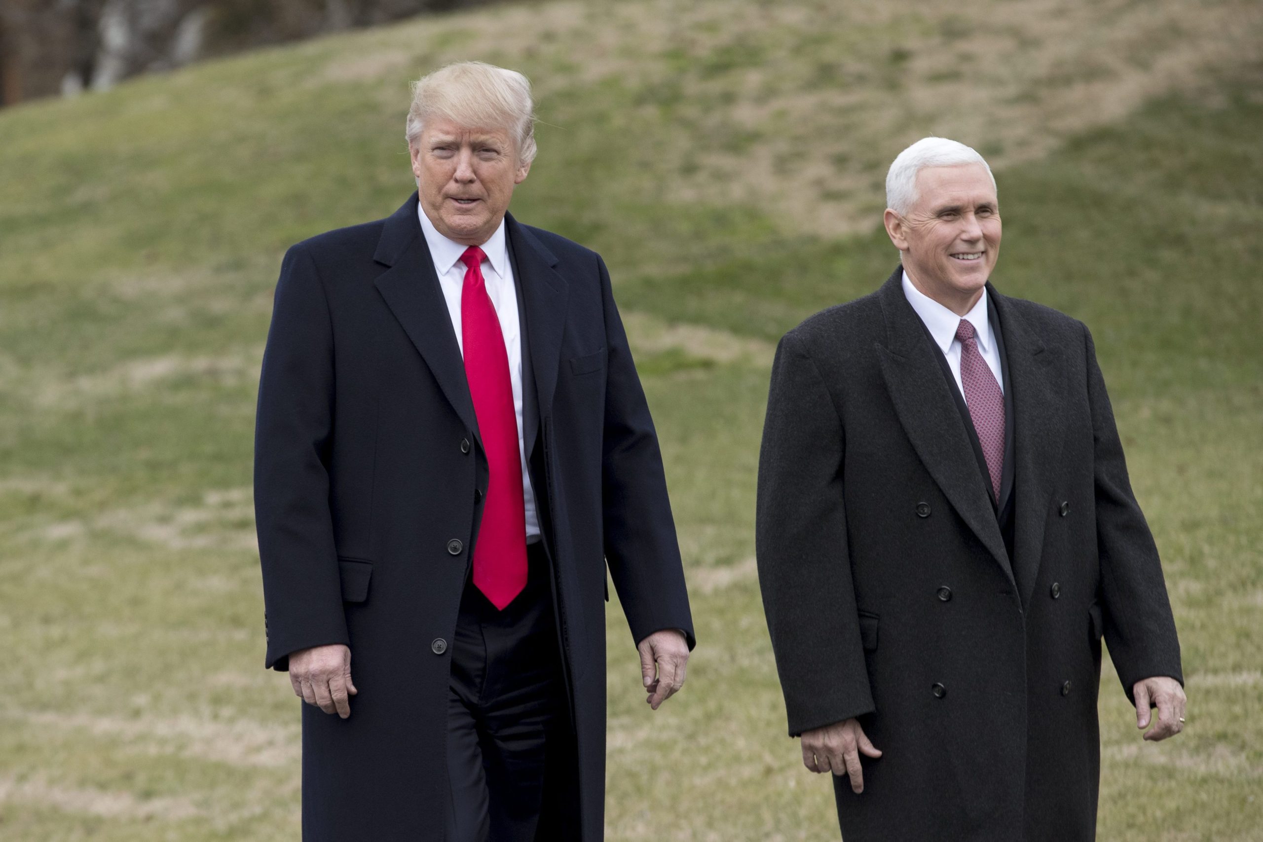 Pence diz que Trump usará “todos os meios” para reativar decreto anti-imigração